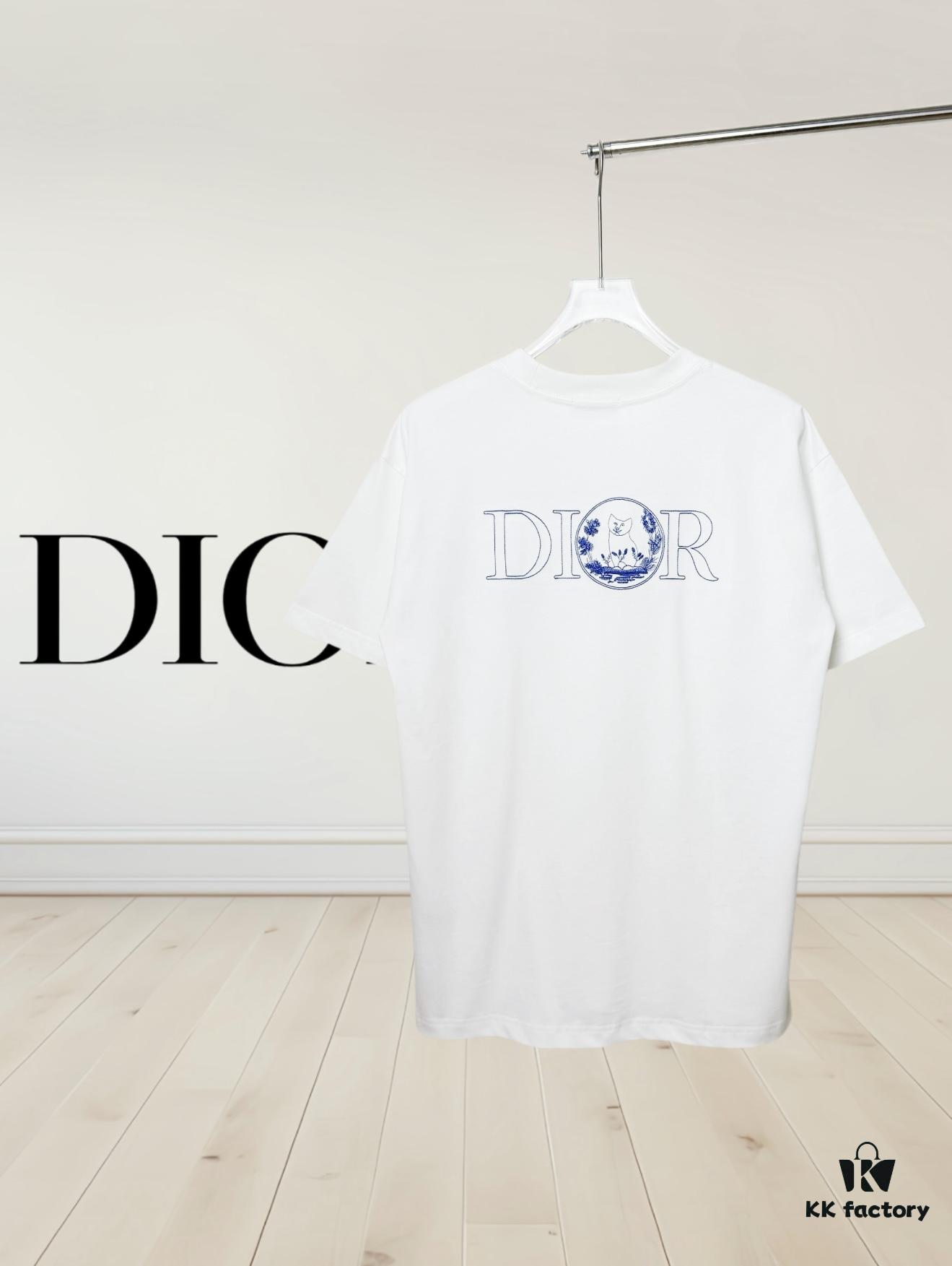 6931a016ccd8ab3d7af93d65 Dior Collaboration Embroidered Cat Short Sleeve T-Shirt