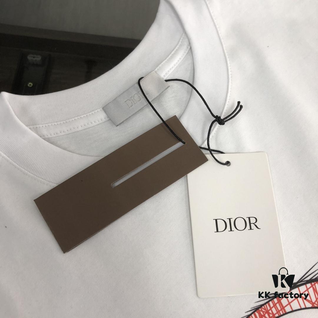 6931a028ccd8ab3d7af93e05 DIOR 25SS Summer New Arrival Round Neck Short-Sleeve T-Shirt! 270g Heavyweight Premium Cotton Fabric with Perfect Texture and Feel, Slim Tailoring Design for a Clean and Sharp Look. Stylish and Handsome with Exquisite Stitching and Superb Silhouette. Excellent Breathability Makes It Easy to Wear for Any Age Group – A Must-Have Wardrobe Essential for Men.