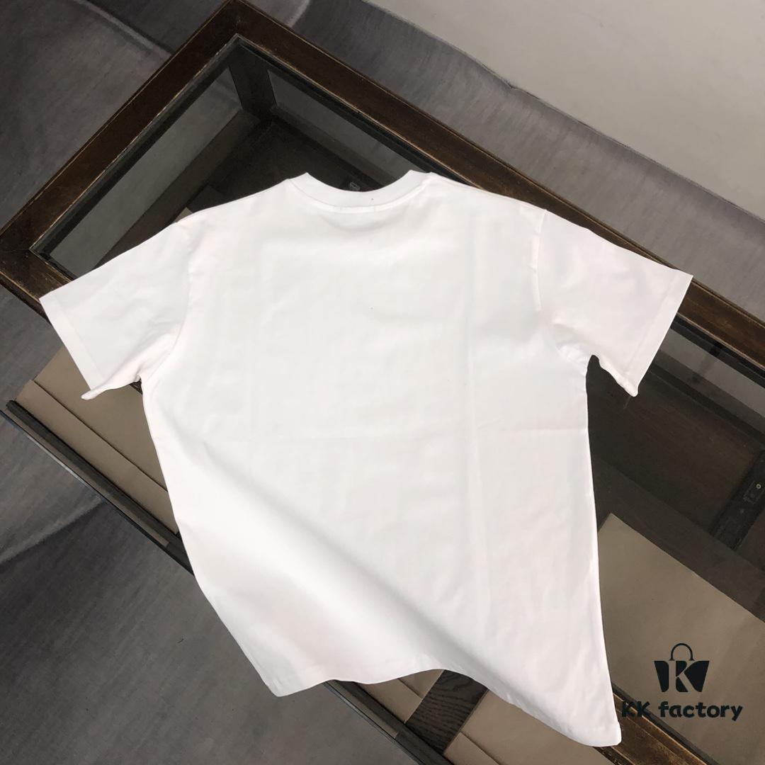 6931a028ccd8ab3d7af93e09 DIOR 25SS Summer New Arrival Round Neck Short-Sleeve T-Shirt! 270g Heavyweight Premium Cotton Fabric with Perfect Texture and Feel, Slim Tailoring Design for a Clean and Sharp Look. Stylish and Handsome with Exquisite Stitching and Superb Silhouette. Excellent Breathability Makes It Easy to Wear for Any Age Group – A Must-Have Wardrobe Essential for Men.