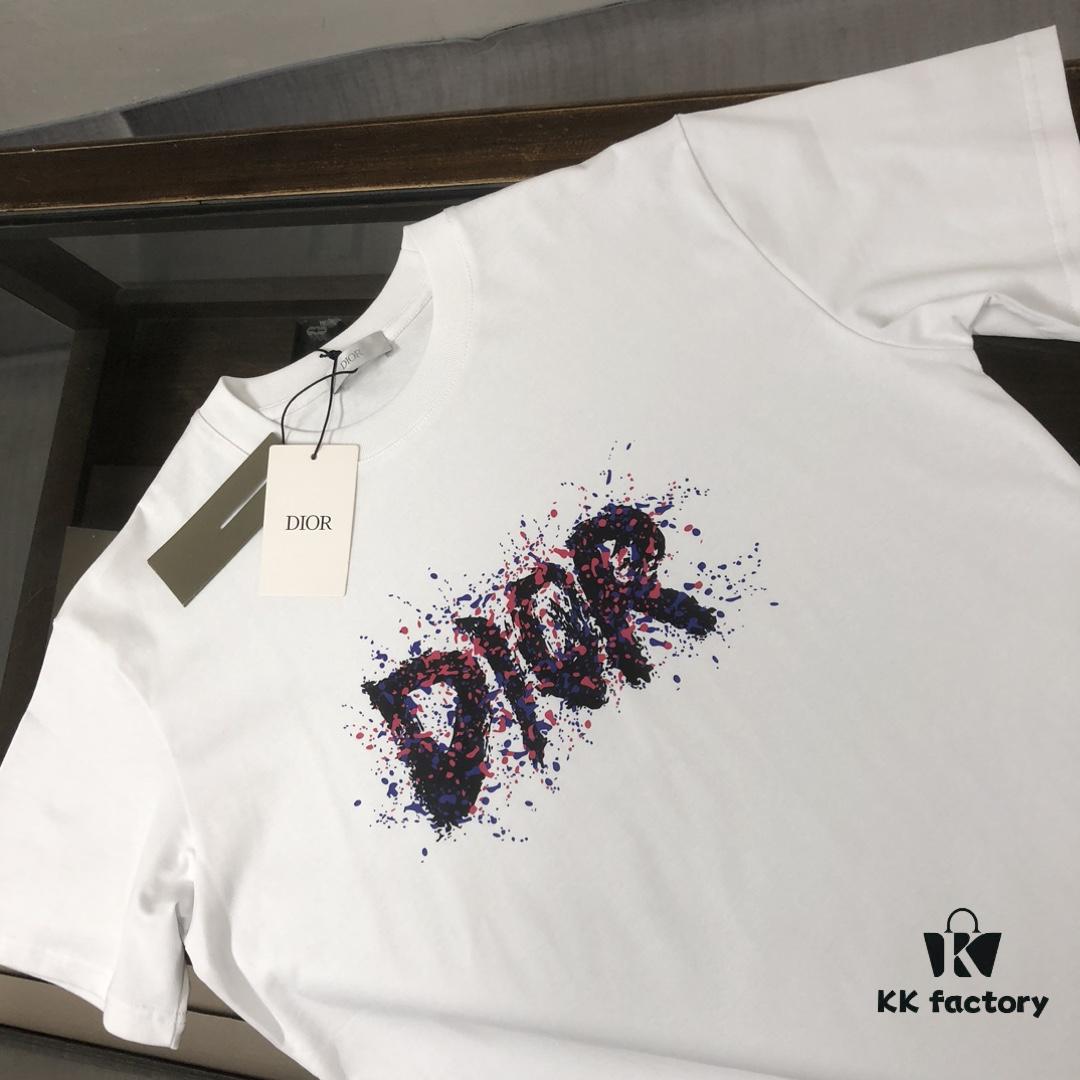 6931a028ccd8ab3d7af93e12 DIOR Dior 25SS Summer New Arrival Round Neck Short-Sleeve T-Shirt! 270g High-End Pure Cotton Fabric with Perfect Texture and Hand Feel! Slim Fit Tailoring Design, Clean and Sharp! Exquisite Stitching and Craftsmanship! Excellent Silhouette! Highly Breathable! Suitable for All Ages! A Must-Have Wardrobe Essential for Men.