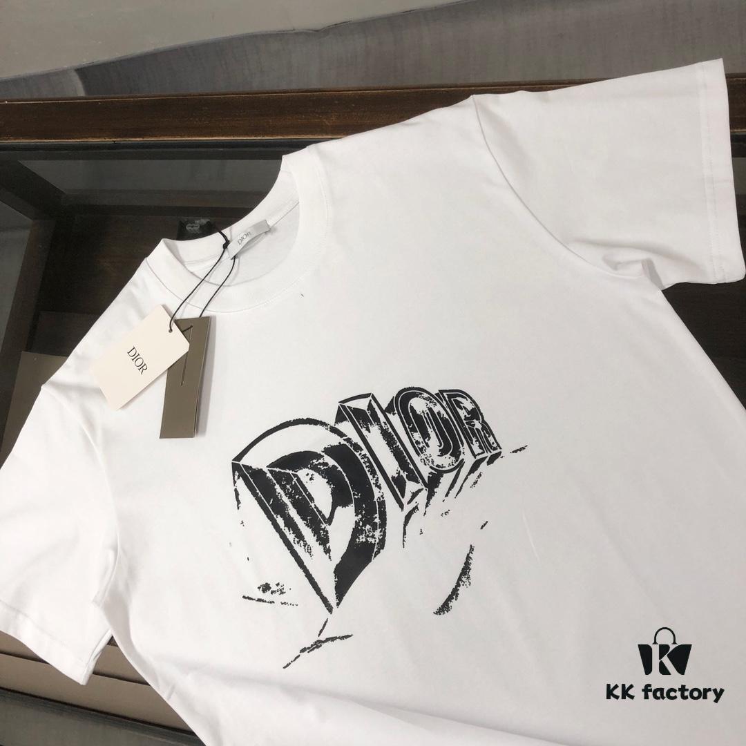 6931a029ccd8ab3d7af93e19 DIOR Dior 25SS Summer New Arrival Round Neck Short-Sleeve T-Shirt! 270g Heavyweight Premium Cotton Fabric, Exquisite Hand Feel and Texture! Slim Fit Tailoring with Clean Lines! Stylish and Attractive! Superb Stitching Craftsmanship! Excellent Silhouette! Highly Breathable! Effortlessly Suitable for All Age Groups! A Must-Have Wardrobe Essential for Men!