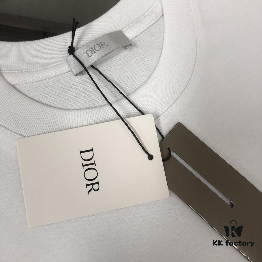 6931a029ccd8ab3d7af93e1a DIOR Dior 25SS Summer New Arrival Round Neck Short-Sleeve T-Shirt! 270g Heavyweight Premium Cotton Fabric, Exquisite Hand Feel and Texture! Slim Fit Tailoring with Clean Lines! Stylish and Attractive! Superb Stitching Craftsmanship! Excellent Silhouette! Highly Breathable! Effortlessly Suitable for All Age Groups! A Must-Have Wardrobe Essential for Men!