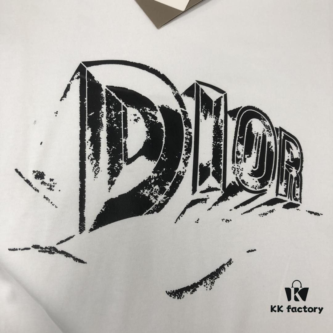 6931a029ccd8ab3d7af93e1b DIOR Dior 25SS Summer New Arrival Round Neck Short-Sleeve T-Shirt! 270g Heavyweight Premium Cotton Fabric, Exquisite Hand Feel and Texture! Slim Fit Tailoring with Clean Lines! Stylish and Attractive! Superb Stitching Craftsmanship! Excellent Silhouette! Highly Breathable! Effortlessly Suitable for All Age Groups! A Must-Have Wardrobe Essential for Men!