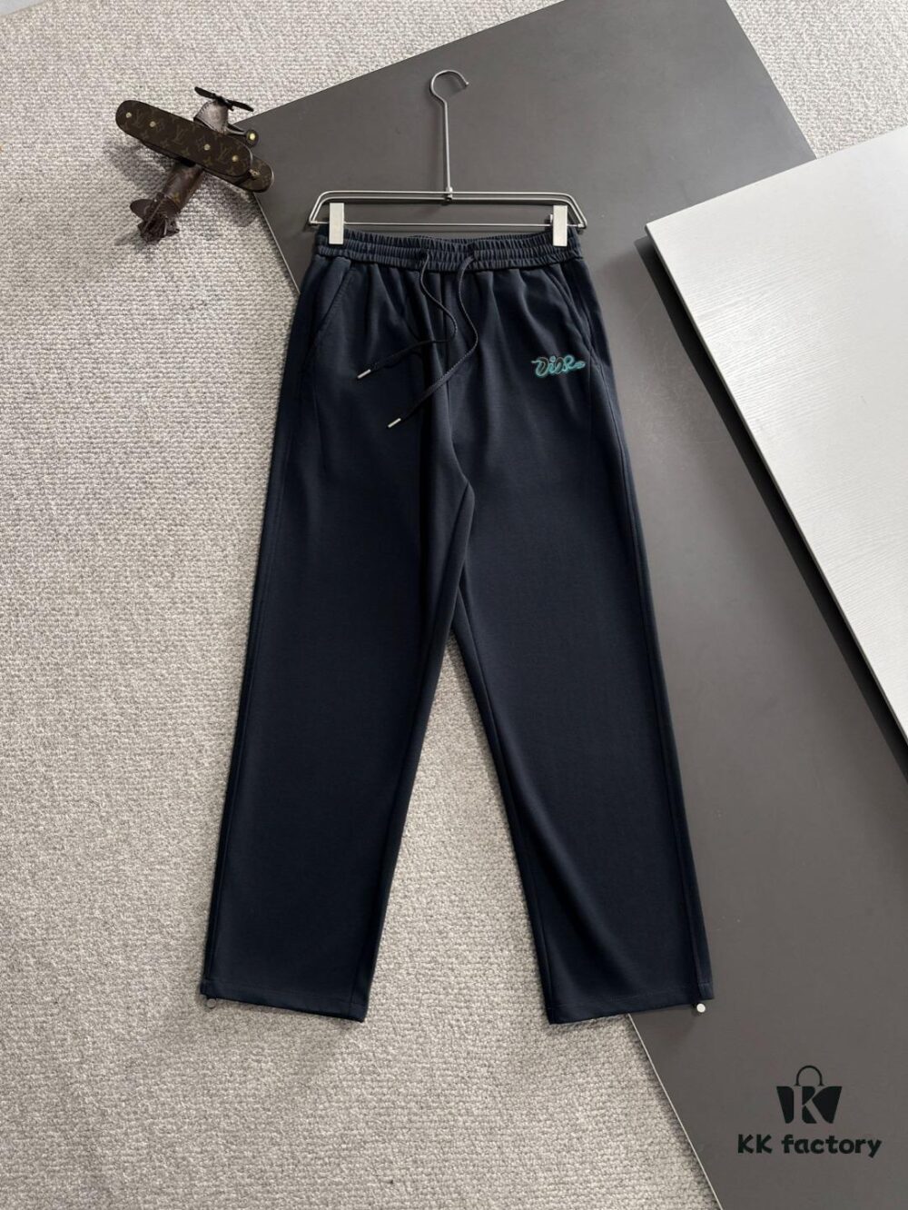 Dior 2025 Spring/Summer New Arrival Elastic Waist Casual Pants, Lightweight Custom Counter Fabric, Highly Breathable and Comfortable, Exquisitely Designed with Brand Elements Reflecting High Quality and Refined Craftsmanship, Soft and Smooth to the Touch, Featuring a Leisure Cut with an Excellent Fit
