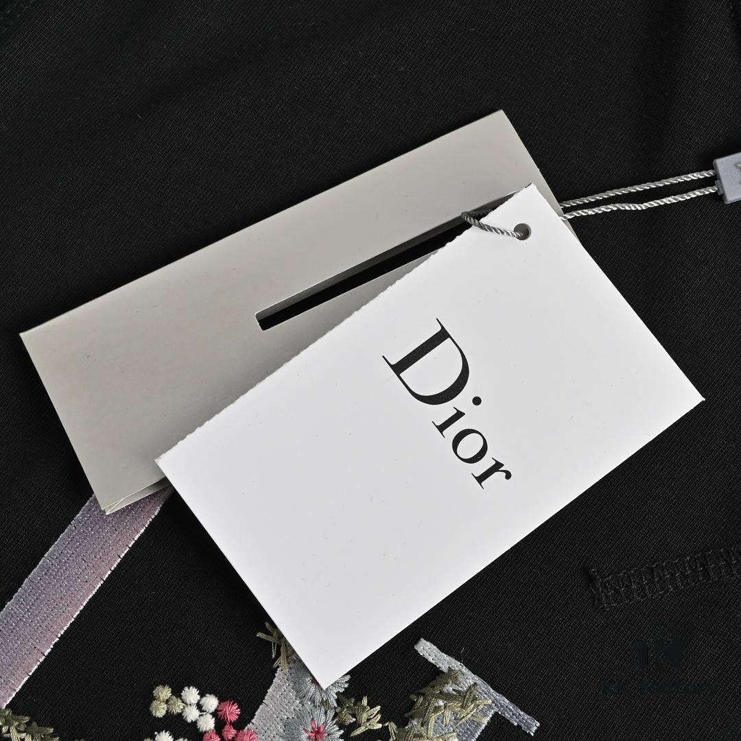 6931a046ccd8ab3d7af94060 Dior 22SS Embroidered Floral Letter Short-Sleeve