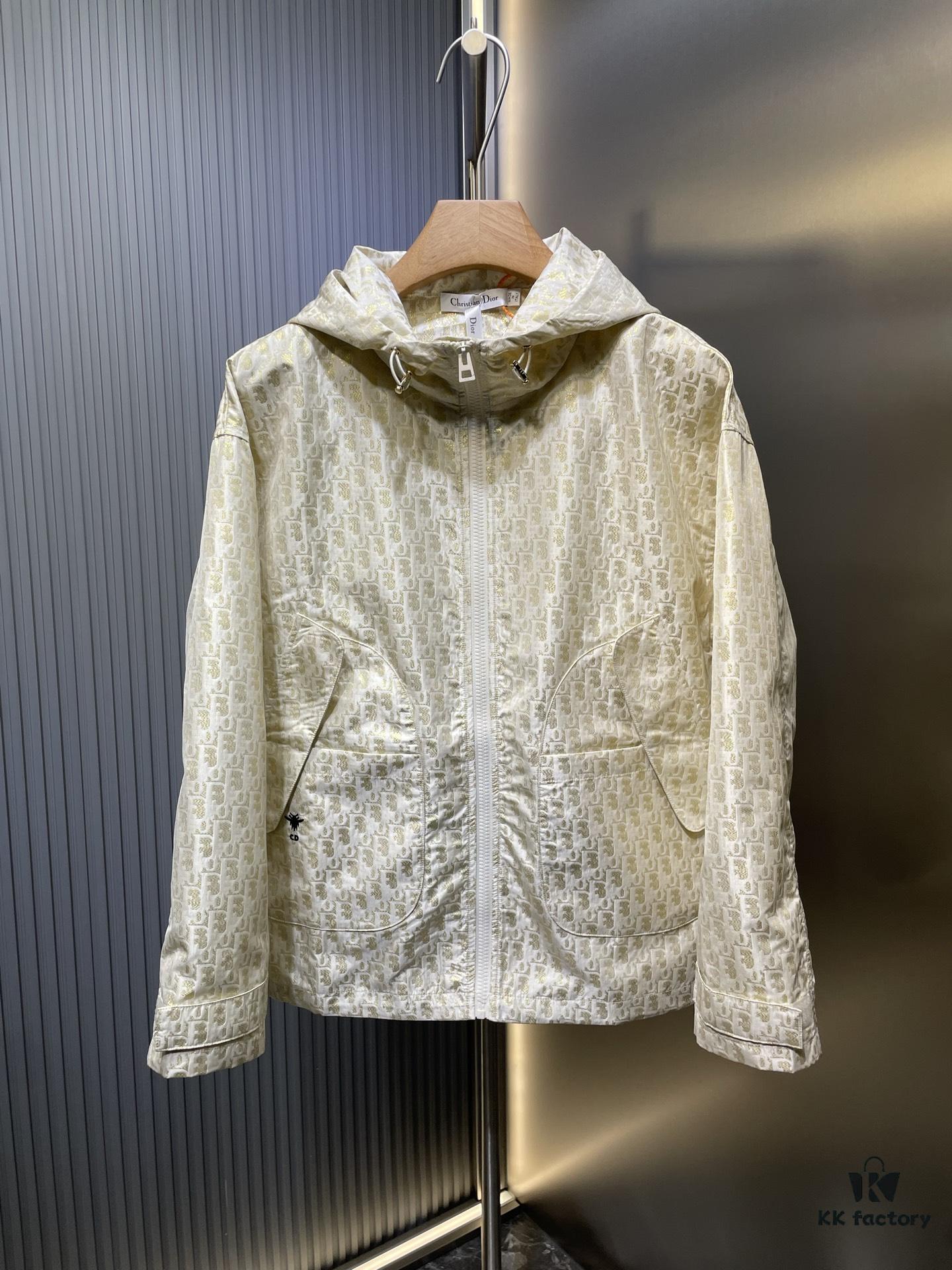 6931a04eccd8ab3d7af940fb Dio* 25SS Early Spring New Arrival Vintage Monogram Hooded Jacket Original Development! High-End Production! This hooded jacket features golden Oblique jacquard, revisiting the iconic pattern launched by D*or in 1967. Custom gold taffeta technical jacquard fabric by YB. Embellished with a bee embroidery on the right pocket, adding exquisite detail. Extremely intricate craftsmanship; most importantly, it requires pattern-matching design, making production costs double that of regular jackets. Exceptional texture and quality.