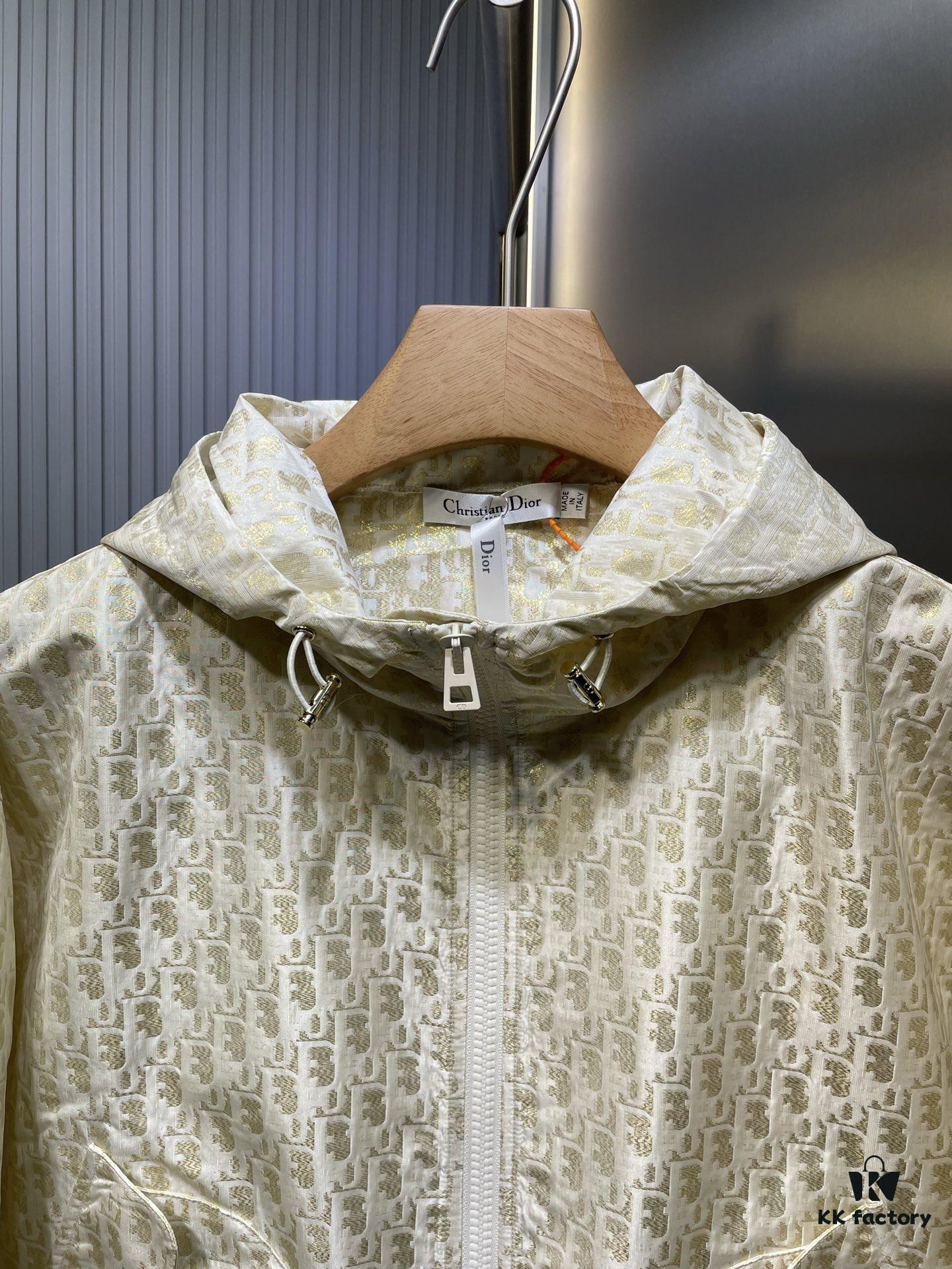 6931a04eccd8ab3d7af940fc Dio* 25SS Early Spring New Arrival Vintage Monogram Hooded Jacket Original Development! High-End Production! This hooded jacket features golden Oblique jacquard, revisiting the iconic pattern launched by D*or in 1967. Custom gold taffeta technical jacquard fabric by YB. Embellished with a bee embroidery on the right pocket, adding exquisite detail. Extremely intricate craftsmanship; most importantly, it requires pattern-matching design, making production costs double that of regular jackets. Exceptional texture and quality.