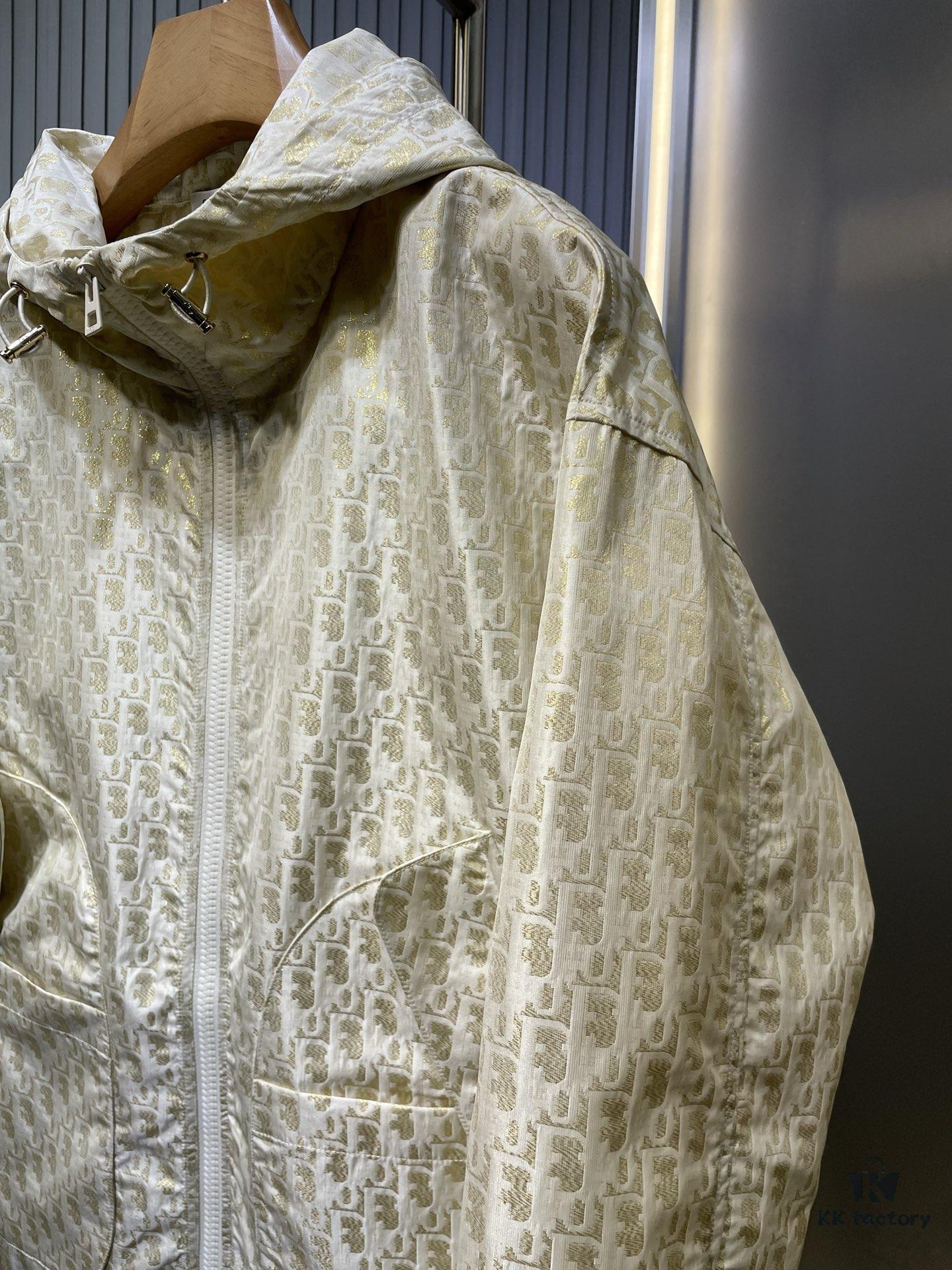 6931a04eccd8ab3d7af940fd Dio* 25SS Early Spring New Arrival Vintage Monogram Hooded Jacket Original Development! High-End Production! This hooded jacket features golden Oblique jacquard, revisiting the iconic pattern launched by D*or in 1967. Custom gold taffeta technical jacquard fabric by YB. Embellished with a bee embroidery on the right pocket, adding exquisite detail. Extremely intricate craftsmanship; most importantly, it requires pattern-matching design, making production costs double that of regular jackets. Exceptional texture and quality.