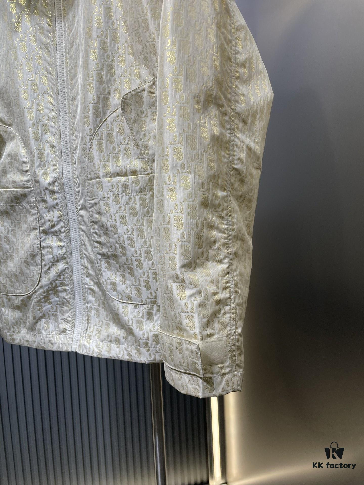 6931a04eccd8ab3d7af940fe Dio* 25SS Early Spring New Arrival Vintage Monogram Hooded Jacket Original Development! High-End Production! This hooded jacket features golden Oblique jacquard, revisiting the iconic pattern launched by D*or in 1967. Custom gold taffeta technical jacquard fabric by YB. Embellished with a bee embroidery on the right pocket, adding exquisite detail. Extremely intricate craftsmanship; most importantly, it requires pattern-matching design, making production costs double that of regular jackets. Exceptional texture and quality.