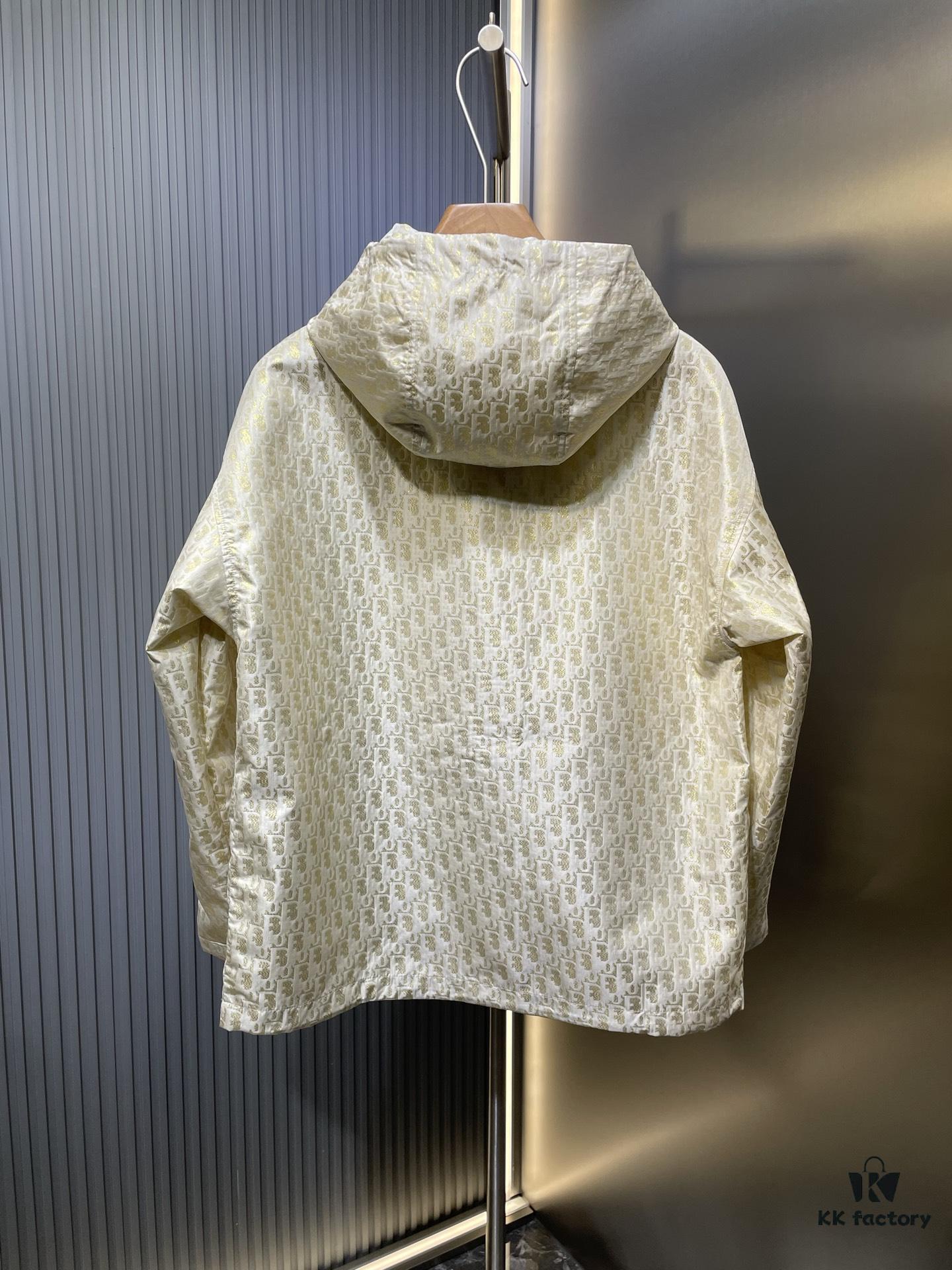 6931a04eccd8ab3d7af940ff Dio* 25SS Early Spring New Arrival Vintage Monogram Hooded Jacket Original Development! High-End Production! This hooded jacket features golden Oblique jacquard, revisiting the iconic pattern launched by D*or in 1967. Custom gold taffeta technical jacquard fabric by YB. Embellished with a bee embroidery on the right pocket, adding exquisite detail. Extremely intricate craftsmanship; most importantly, it requires pattern-matching design, making production costs double that of regular jackets. Exceptional texture and quality.