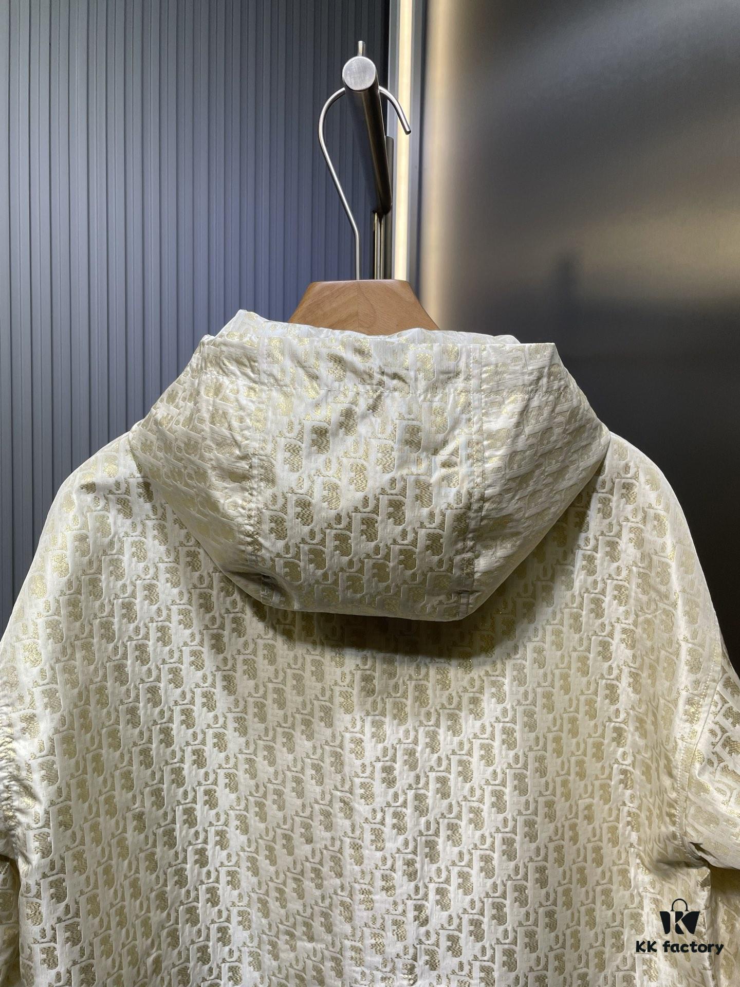 6931a04eccd8ab3d7af94100 Dio* 25SS Early Spring New Arrival Vintage Monogram Hooded Jacket Original Development! High-End Production! This hooded jacket features golden Oblique jacquard, revisiting the iconic pattern launched by D*or in 1967. Custom gold taffeta technical jacquard fabric by YB. Embellished with a bee embroidery on the right pocket, adding exquisite detail. Extremely intricate craftsmanship; most importantly, it requires pattern-matching design, making production costs double that of regular jackets. Exceptional texture and quality.