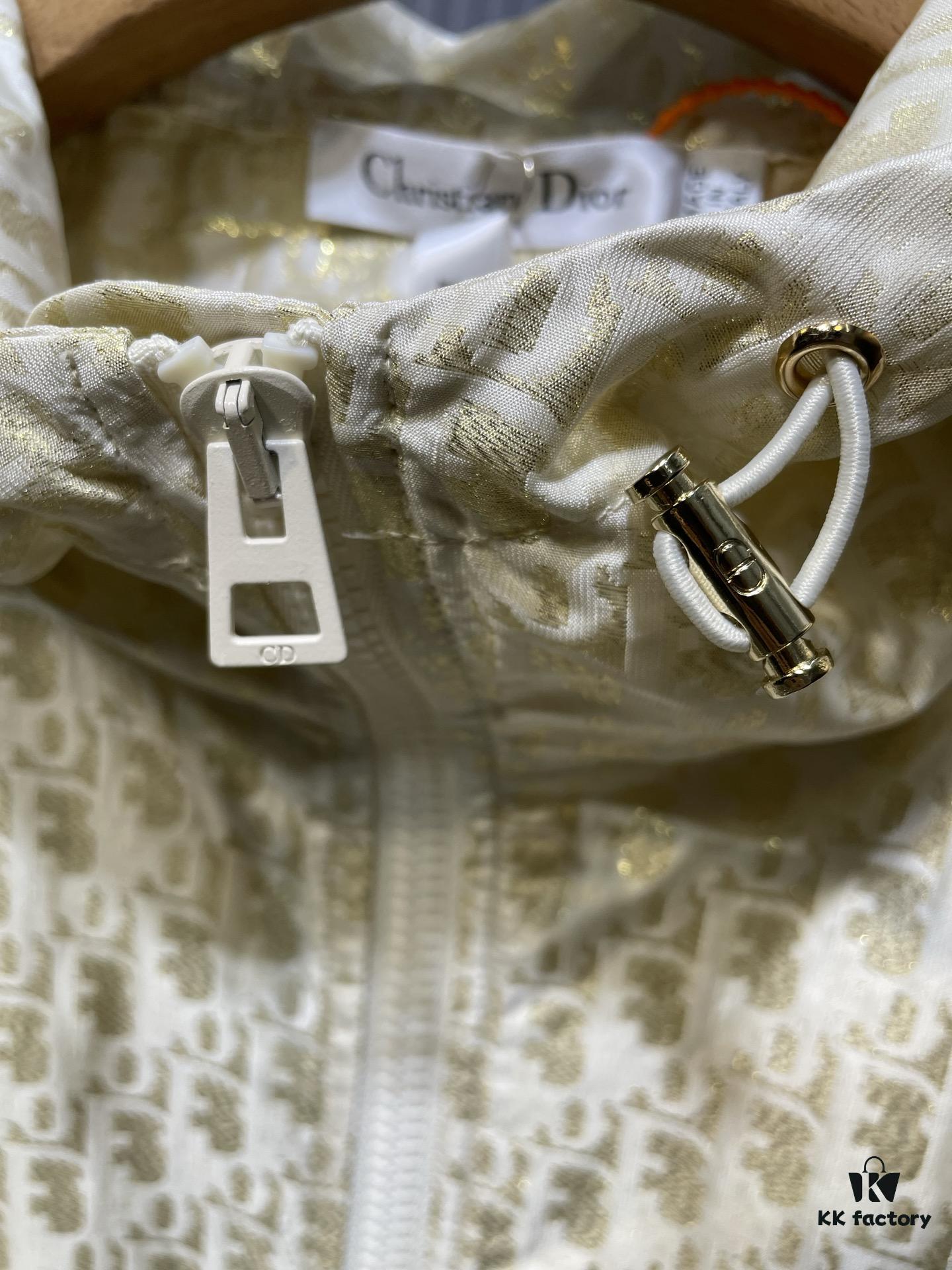 6931a04eccd8ab3d7af94101 Dio* 25SS Early Spring New Arrival Vintage Monogram Hooded Jacket Original Development! High-End Production! This hooded jacket features golden Oblique jacquard, revisiting the iconic pattern launched by D*or in 1967. Custom gold taffeta technical jacquard fabric by YB. Embellished with a bee embroidery on the right pocket, adding exquisite detail. Extremely intricate craftsmanship; most importantly, it requires pattern-matching design, making production costs double that of regular jackets. Exceptional texture and quality.