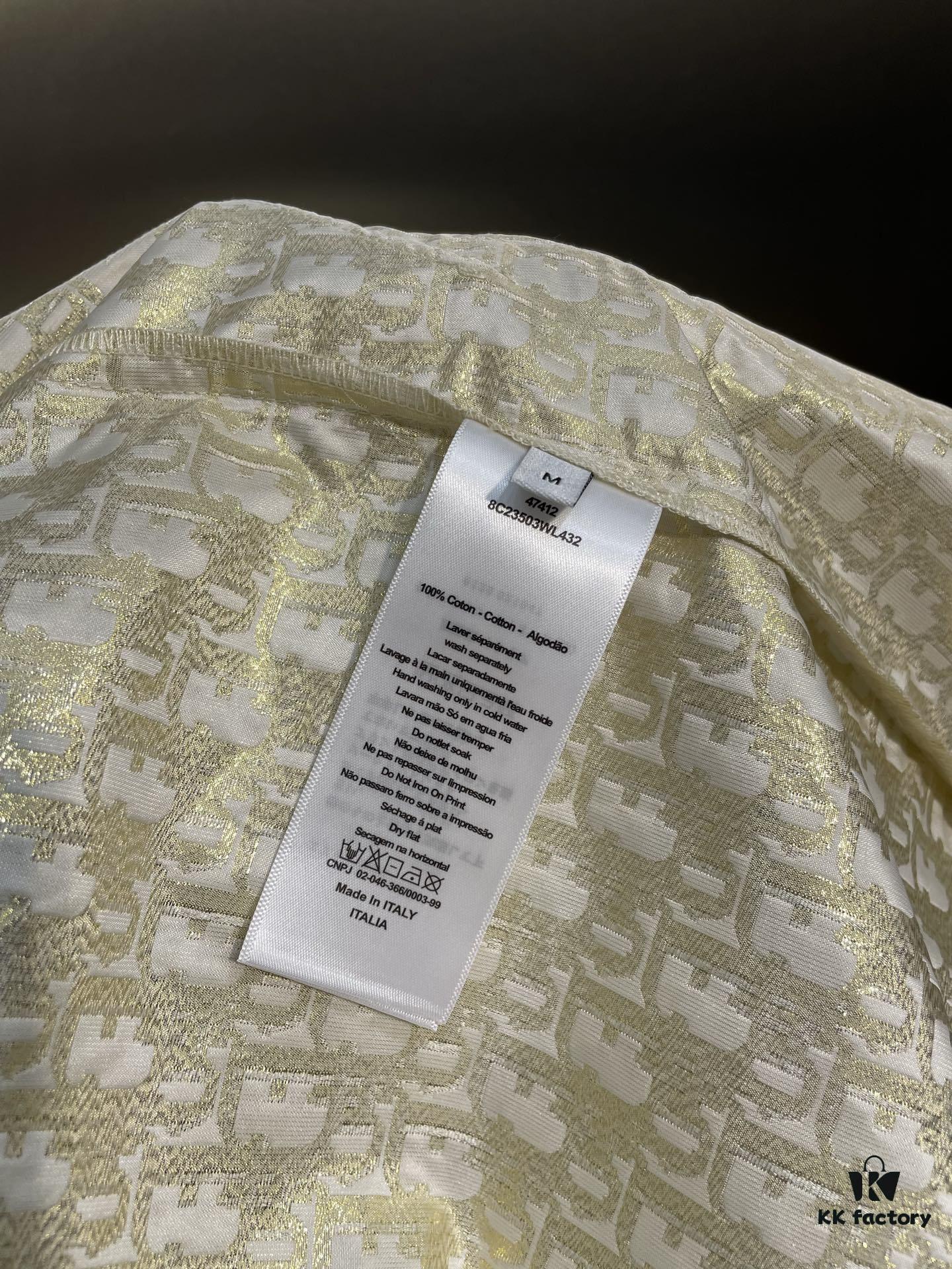 6931a04eccd8ab3d7af94103 Dio* 25SS Early Spring New Arrival Vintage Monogram Hooded Jacket Original Development! High-End Production! This hooded jacket features golden Oblique jacquard, revisiting the iconic pattern launched by D*or in 1967. Custom gold taffeta technical jacquard fabric by YB. Embellished with a bee embroidery on the right pocket, adding exquisite detail. Extremely intricate craftsmanship; most importantly, it requires pattern-matching design, making production costs double that of regular jackets. Exceptional texture and quality.
