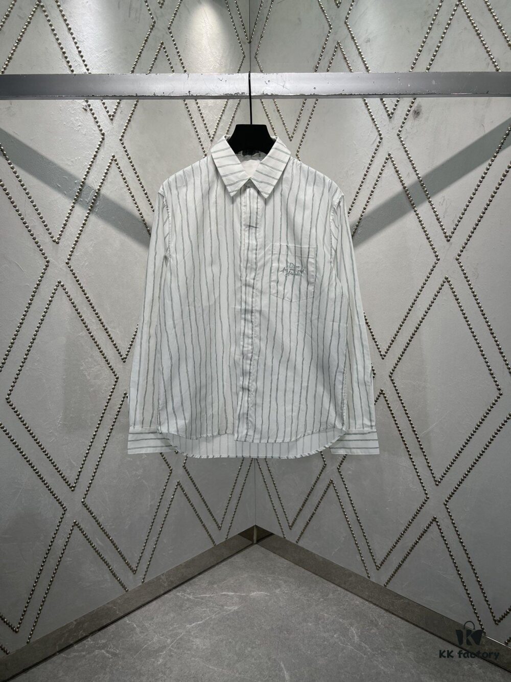 6931a054ccd8ab3d7af94185 Dior 25SS New Arrival Shirt Combines Modern Elegance with Timeless Aesthetics