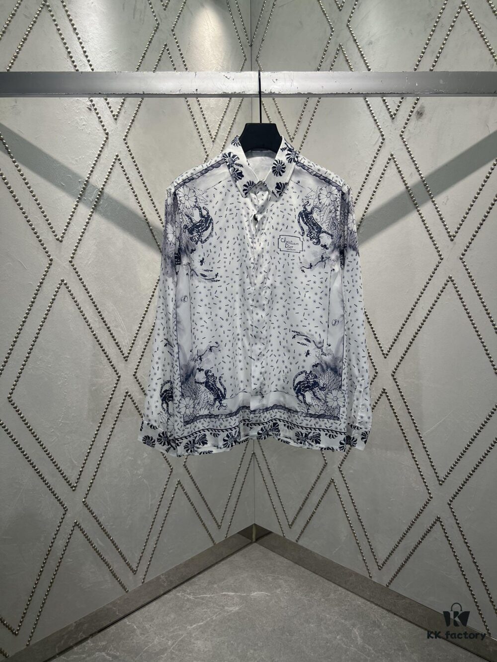 6931a056ccd8ab3d7af941b5 Dior 25SS New Arrival Shirt from the DIOR AND HYLTON NEL Collaboration Collection, Interpreting the Artist's Artistic Vision. Crafted from White Mulberry Silk Twill, Featuring an Oversized Silhouette and Concealed Button Closure. Stylish Design Perfectly Matches Other Pieces from This Limited Series