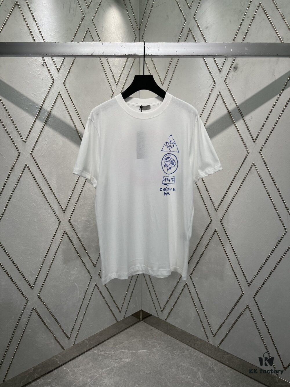 6931a05accd8ab3d7af941fa Dior 25SS New Arrival T-Shirt Featuring Signature Motifs from the Dior and Hylton Nel Collaboration Collection This Season. Crafted from Premium White Cotton Jersey, This Classic Silhouette Boasts a Ribbed Round Neckline, with Striking Contrast Prints on Both Front and Back for Elevated Style. Designed with a Relaxed Fit, Perfectly Paired with Sweatpants or Jeans.