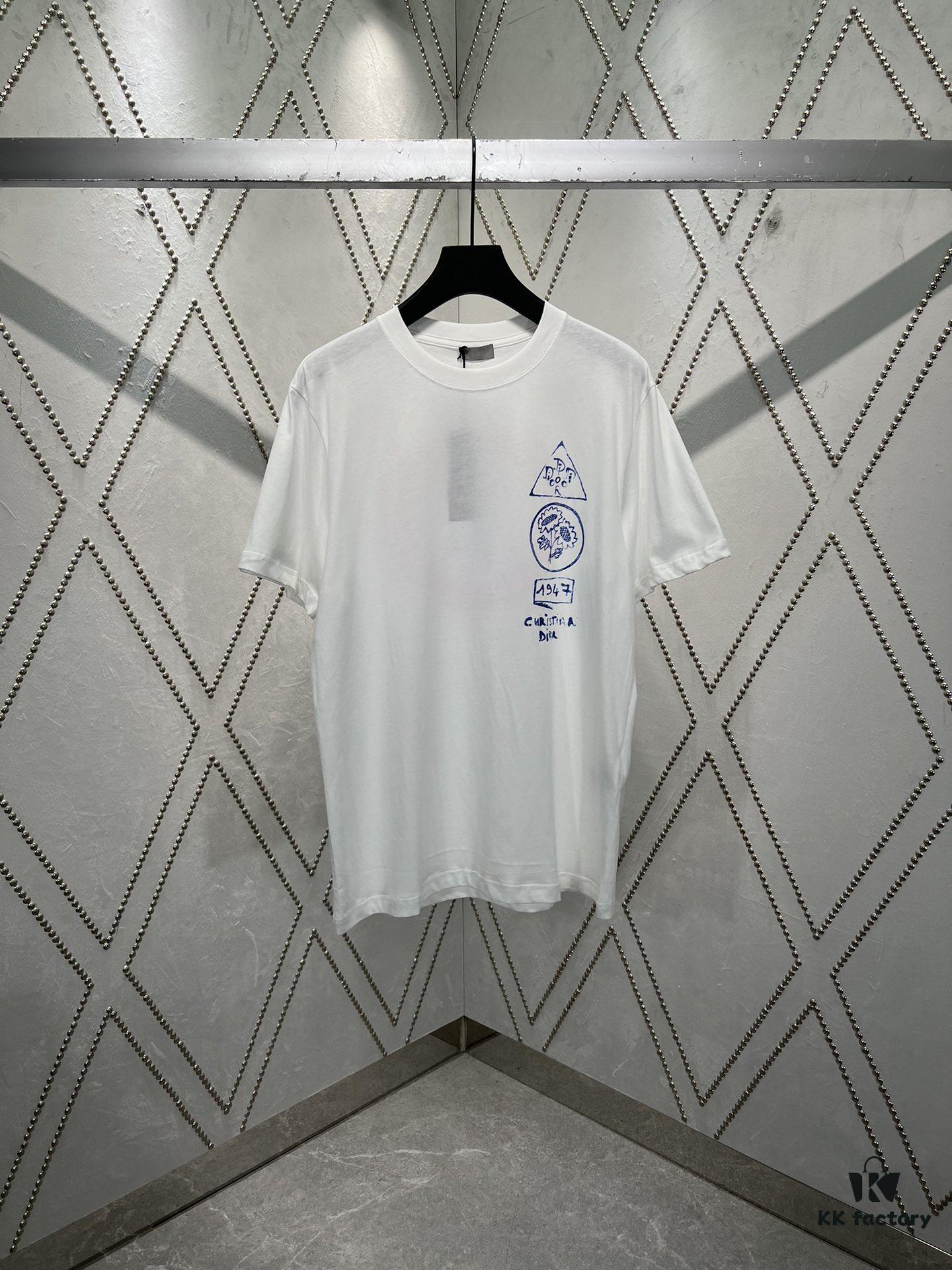 6931a05accd8ab3d7af941fa Dior 25SS New Arrival T-Shirt Featuring Signature Motifs from the Dior and Hylton Nel Collaboration Collection This Season. Crafted from Premium White Cotton Jersey, This Classic Silhouette Boasts a Ribbed Round Neckline, with Striking Contrast Prints on Both Front and Back for Elevated Style. Designed with a Relaxed Fit, Perfectly Paired with Sweatpants or Jeans.