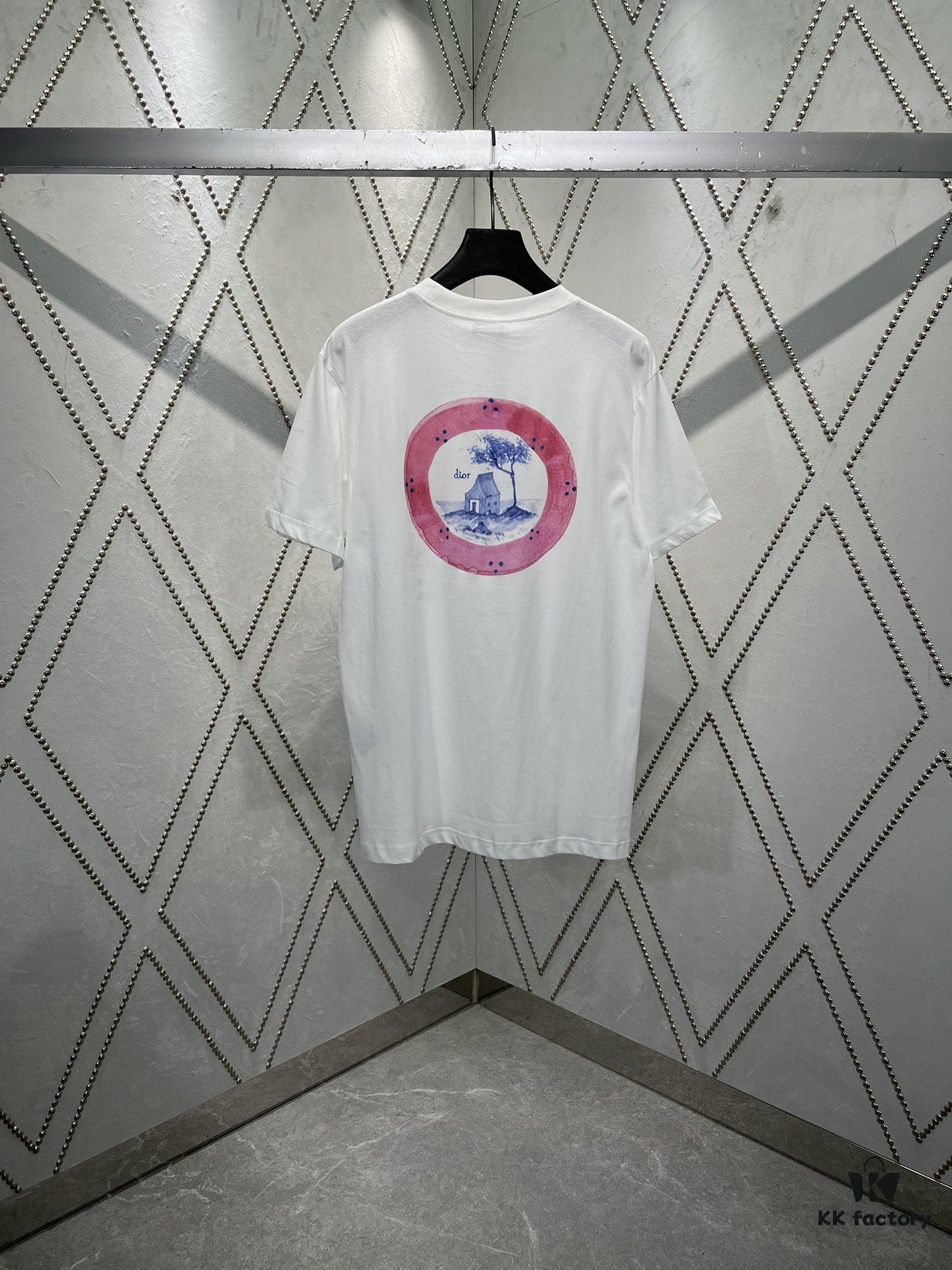 6931a05accd8ab3d7af941fb Dior 25SS New Arrival T-Shirt Featuring Signature Motifs from the Dior and Hylton Nel Collaboration Collection This Season. Crafted from Premium White Cotton Jersey, This Classic Silhouette Boasts a Ribbed Round Neckline, with Striking Contrast Prints on Both Front and Back for Elevated Style. Designed with a Relaxed Fit, Perfectly Paired with Sweatpants or Jeans.