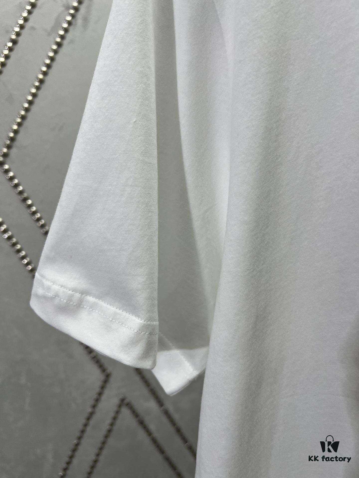 6931a05accd8ab3d7af941fe Dior 25SS New Arrival T-Shirt Featuring Signature Motifs from the Dior and Hylton Nel Collaboration Collection This Season. Crafted from Premium White Cotton Jersey, This Classic Silhouette Boasts a Ribbed Round Neckline, with Striking Contrast Prints on Both Front and Back for Elevated Style. Designed with a Relaxed Fit, Perfectly Paired with Sweatpants or Jeans.