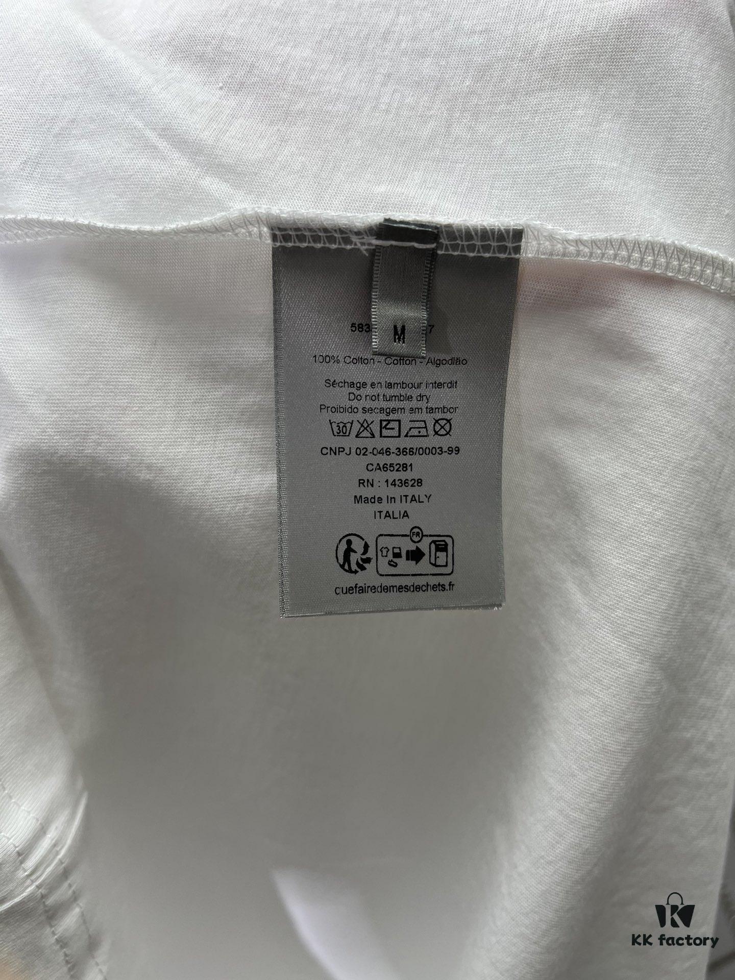 6931a05accd8ab3d7af941ff Dior 25SS New Arrival T-Shirt Featuring Signature Motifs from the Dior and Hylton Nel Collaboration Collection This Season. Crafted from Premium White Cotton Jersey, This Classic Silhouette Boasts a Ribbed Round Neckline, with Striking Contrast Prints on Both Front and Back for Elevated Style. Designed with a Relaxed Fit, Perfectly Paired with Sweatpants or Jeans.