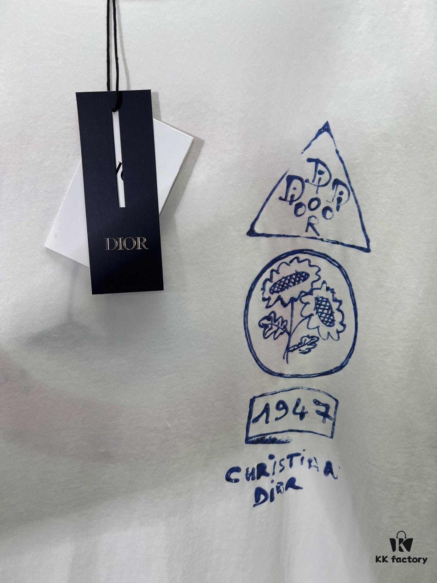 6931a05accd8ab3d7af94200 Dior 25SS New Arrival T-Shirt Featuring Signature Motifs from the Dior and Hylton Nel Collaboration Collection This Season. Crafted from Premium White Cotton Jersey, This Classic Silhouette Boasts a Ribbed Round Neckline, with Striking Contrast Prints on Both Front and Back for Elevated Style. Designed with a Relaxed Fit, Perfectly Paired with Sweatpants or Jeans.