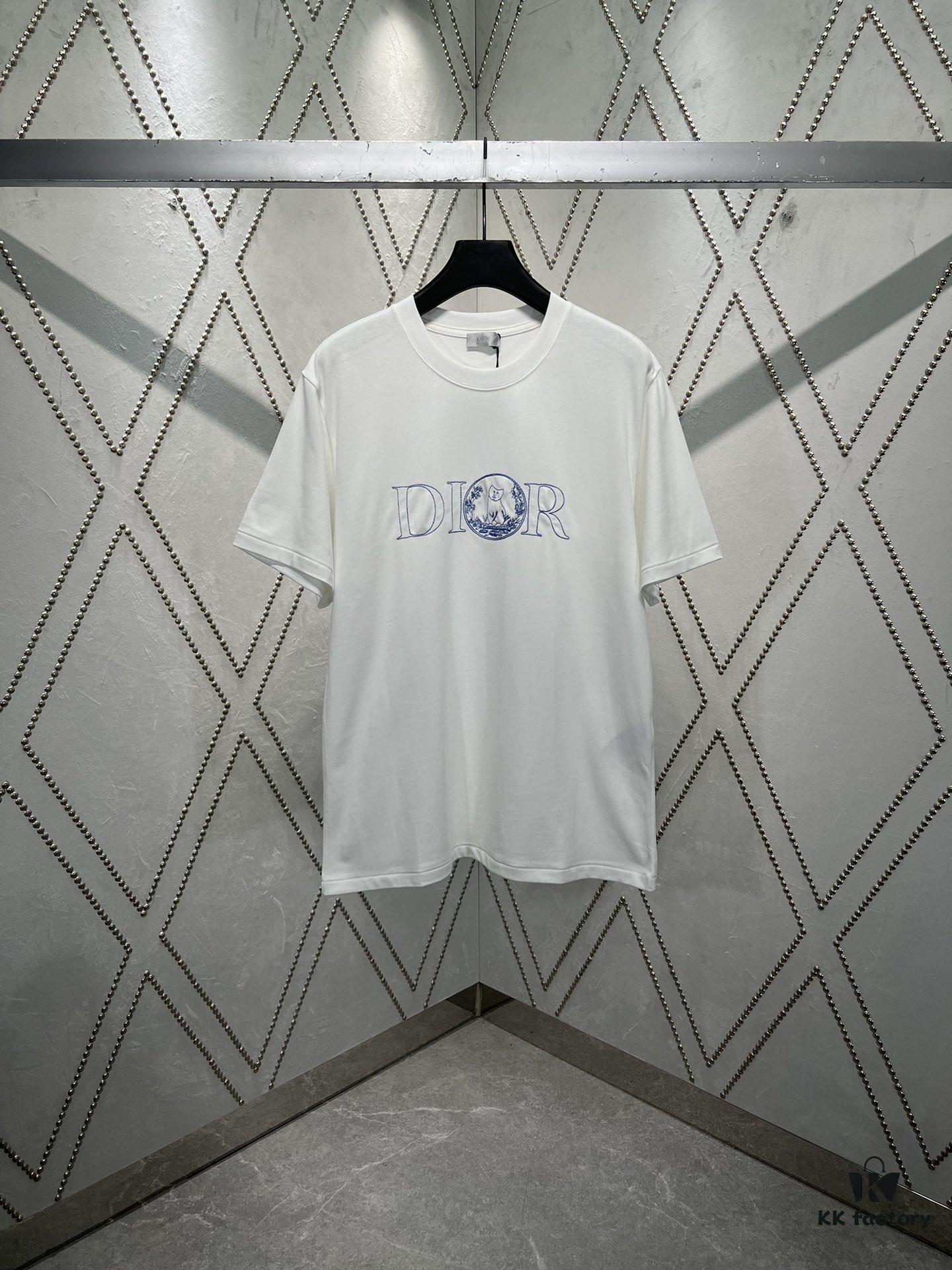 6931a05cccd8ab3d7af94221 Dior 25ss New Arrival T-Shirt Featuring Signature Motif from the Dior and Hylton Nel Collaboration Collection This Season. Crafted from Premium White Cotton Jersey, This Classic Silhouette Boasts a Ribbed Round Neckline and Embroidered Detailing on the Chest for Elevated Style. Designed with a Relaxed Fit, Perfectly Paired with Sweatpants or Jeans.