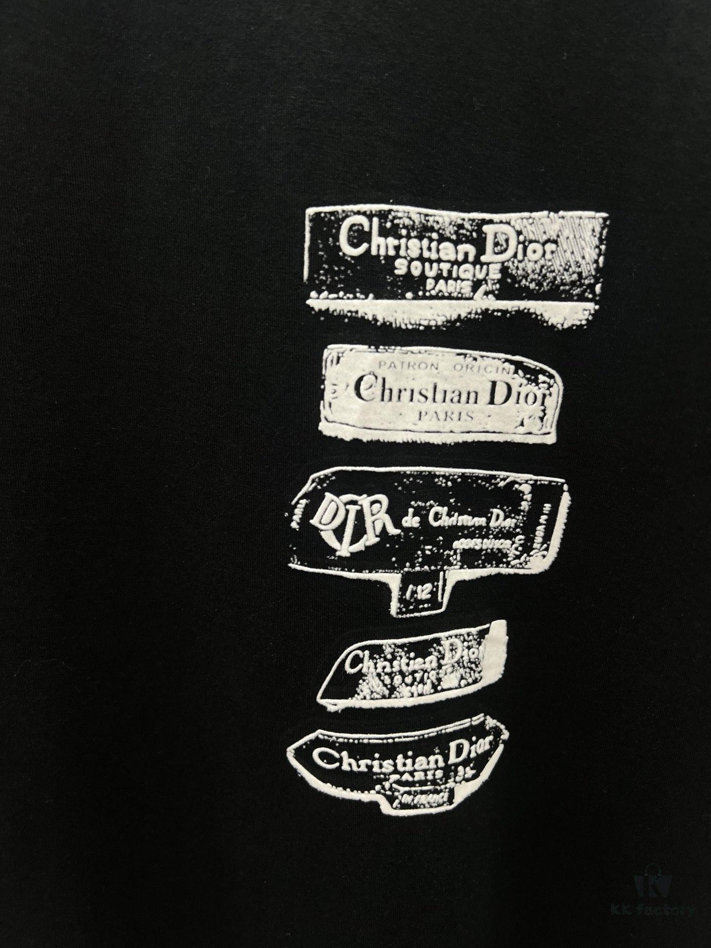 Dior 25SS New Arrival T-Shirt Featuring Dior Archives Labels in 3D Embossed Design, Made from Black Cotton Poplin Knit, Relaxed Fit with Flocked Logo on Chest, Unisex Style Ideal for Pairing with Wide-Leg Shorts