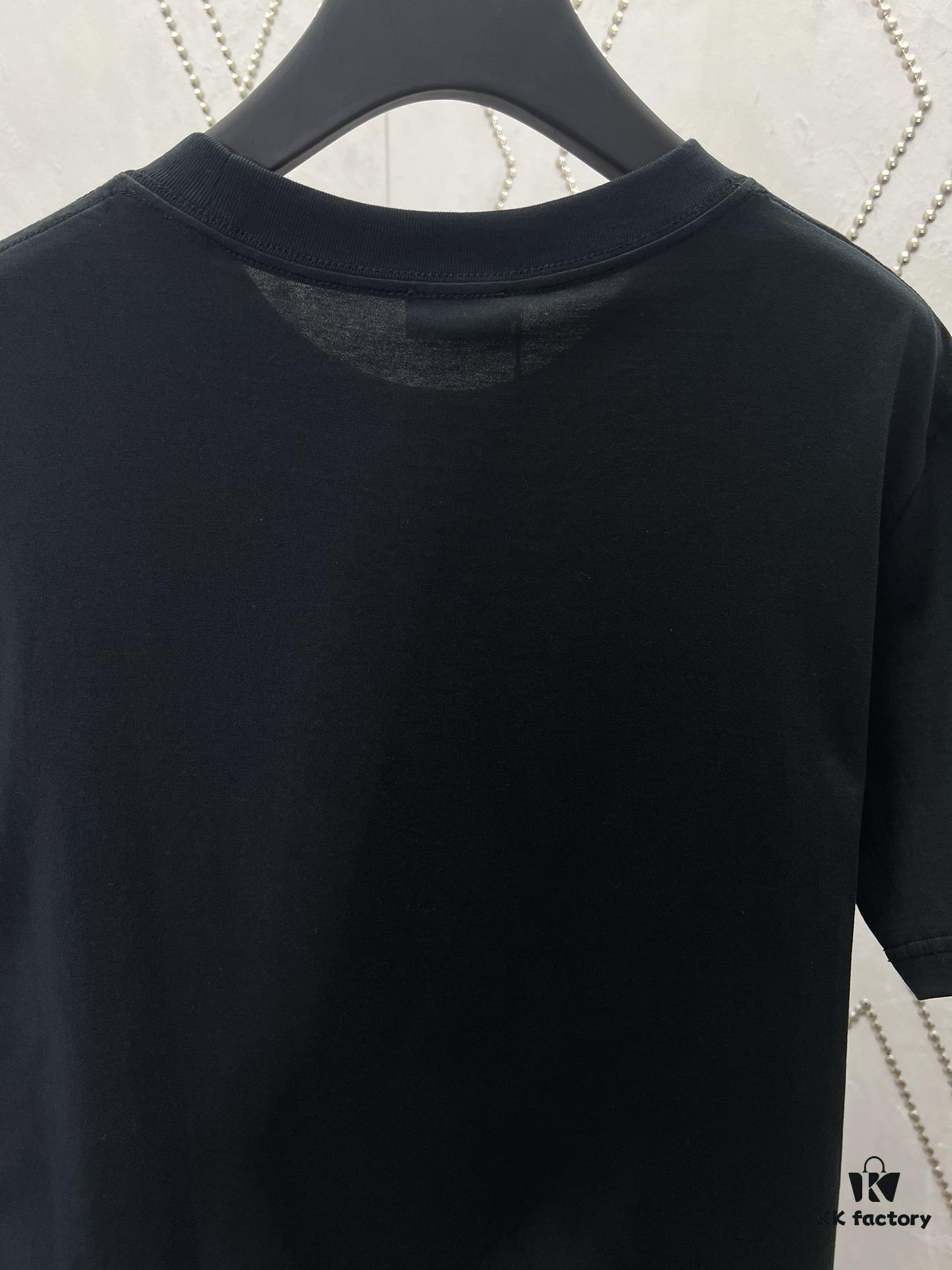 Dior 25SS New Arrival T-Shirt Featuring Dior Archives Labels in 3D Embossed Design, Made from Black Cotton Poplin Knit, Relaxed Fit with Flocked Logo on Chest, Unisex Style Ideal for Pairing with Wide-Leg Shorts