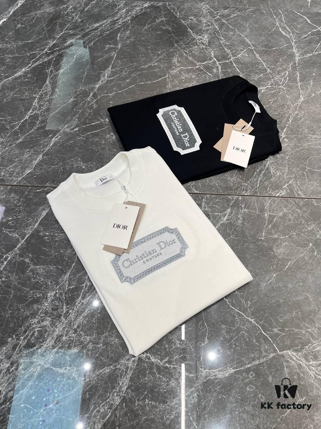 6931a081ccd8ab3d7af9450b DIOR 25SS New Arrival Round Neck T-Shirt! Must-Have for Fashion Enthusiasts! Classic Embroidered Logo Design, Timeless Color Combinations, Stylish and Trendy. Youthful and Energetic Overall Look! Crafted from 280g High-Quality Cotton for Exceptional Comfort and Soft, Luxurious Texture.