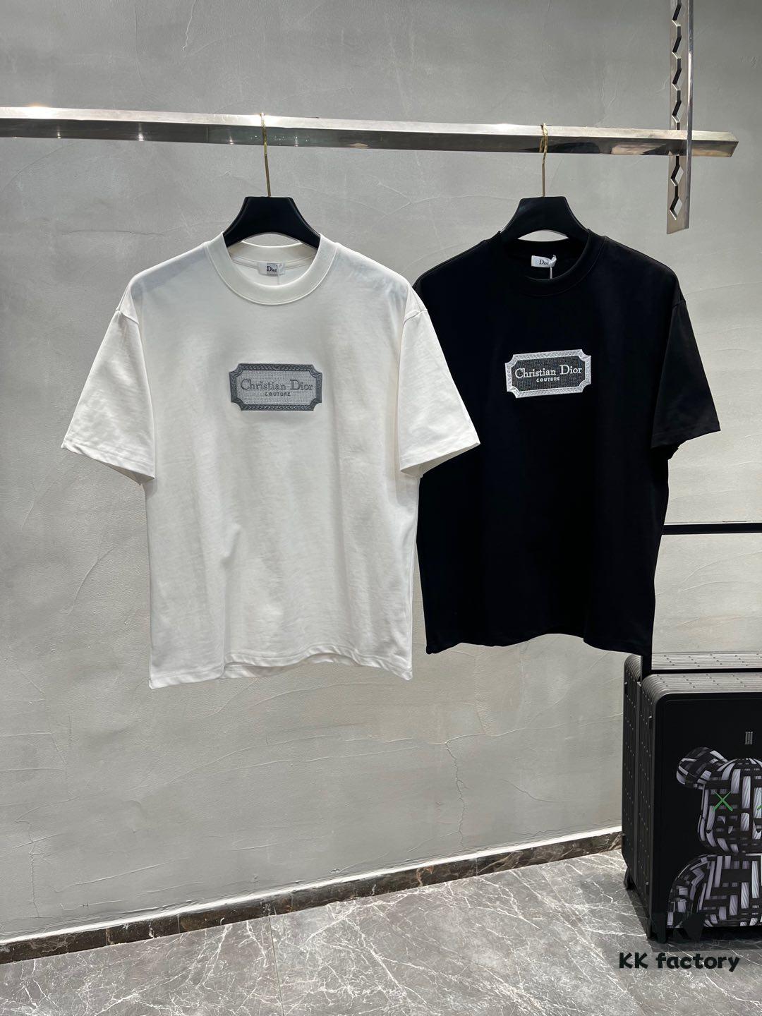 6931a081ccd8ab3d7af9450c DIOR 25SS New Arrival Round Neck T-Shirt! Must-Have for Fashion Enthusiasts! Classic Embroidered Logo Design, Timeless Color Combinations, Stylish and Trendy. Youthful and Energetic Overall Look! Crafted from 280g High-Quality Cotton for Exceptional Comfort and Soft, Luxurious Texture.