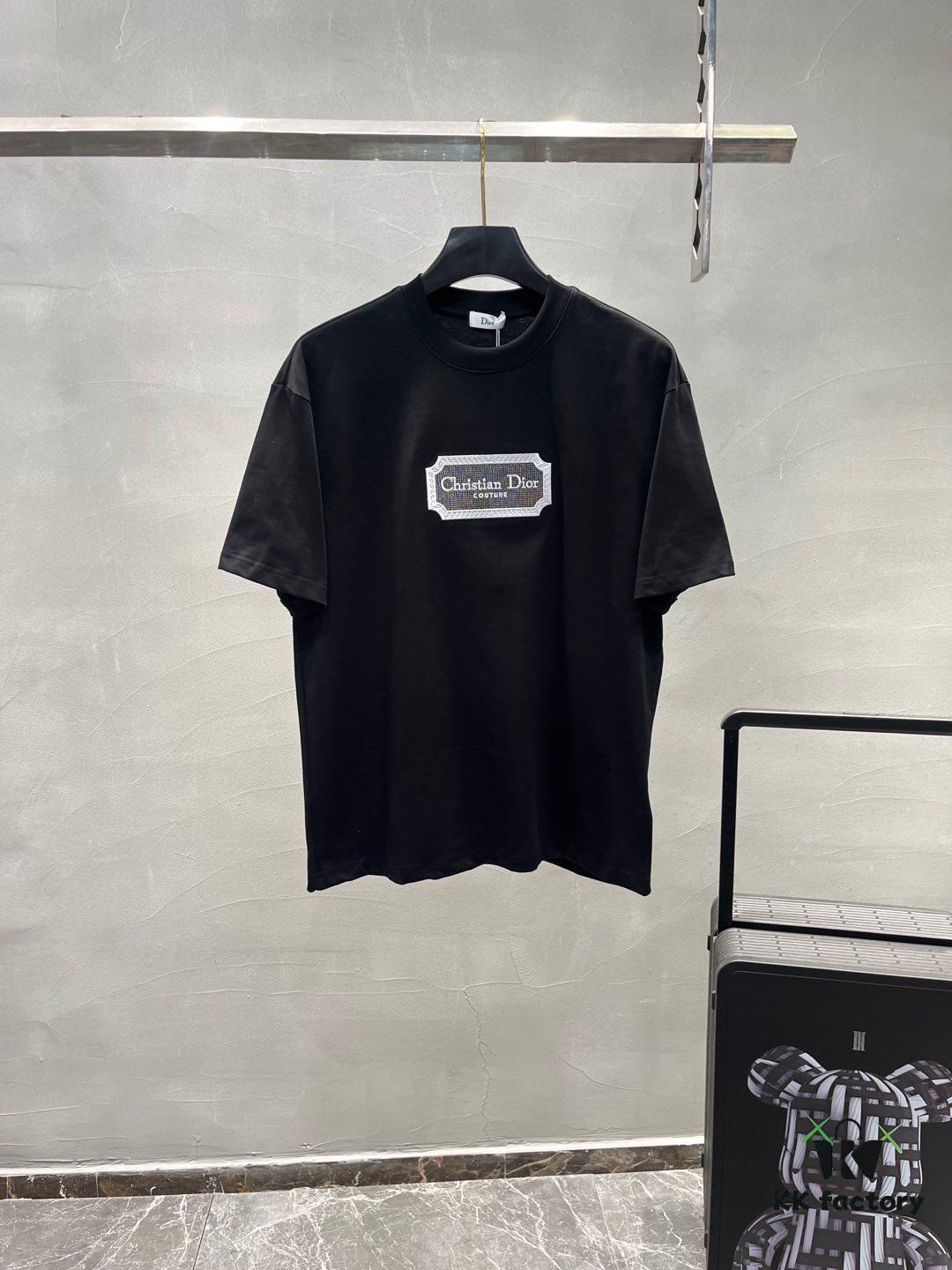 6931a081ccd8ab3d7af9450d DIOR 25SS New Arrival Round Neck T-Shirt! Must-Have for Fashion Enthusiasts! Classic Embroidered Logo Design, Timeless Color Combinations, Stylish and Trendy. Youthful and Energetic Overall Look! Crafted from 280g High-Quality Cotton for Exceptional Comfort and Soft, Luxurious Texture.