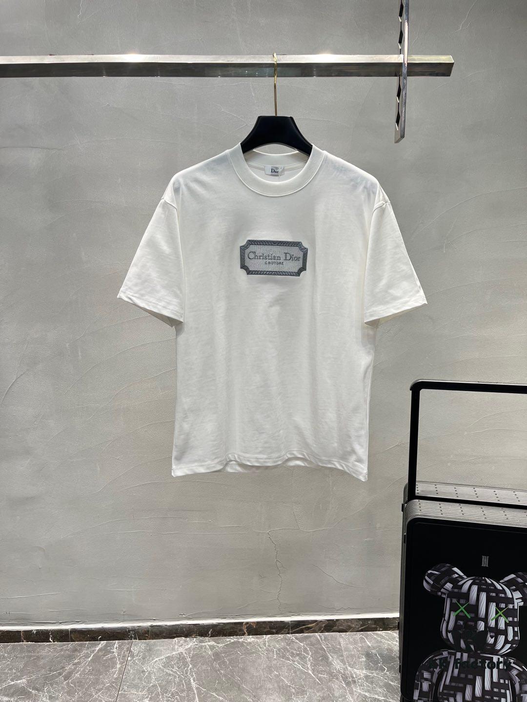 6931a081ccd8ab3d7af9450e DIOR 25SS New Arrival Round Neck T-Shirt! Must-Have for Fashion Enthusiasts! Classic Embroidered Logo Design, Timeless Color Combinations, Stylish and Trendy. Youthful and Energetic Overall Look! Crafted from 280g High-Quality Cotton for Exceptional Comfort and Soft, Luxurious Texture.