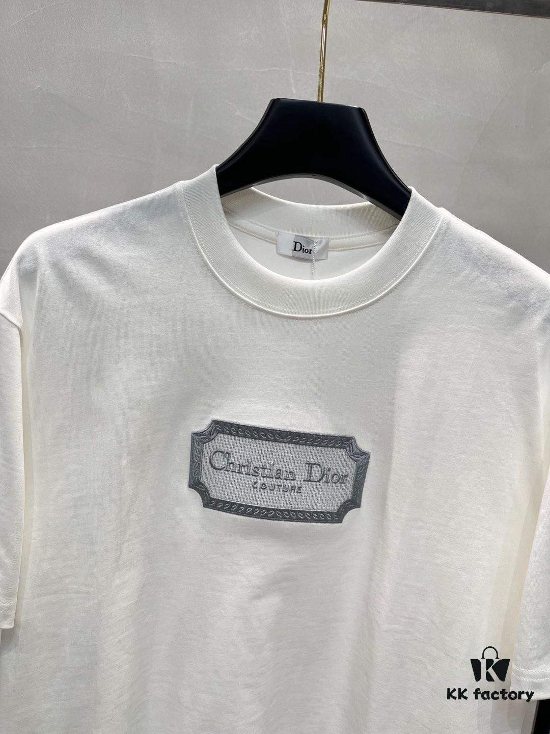 6931a081ccd8ab3d7af9450f DIOR 25SS New Arrival Round Neck T-Shirt! Must-Have for Fashion Enthusiasts! Classic Embroidered Logo Design, Timeless Color Combinations, Stylish and Trendy. Youthful and Energetic Overall Look! Crafted from 280g High-Quality Cotton for Exceptional Comfort and Soft, Luxurious Texture.