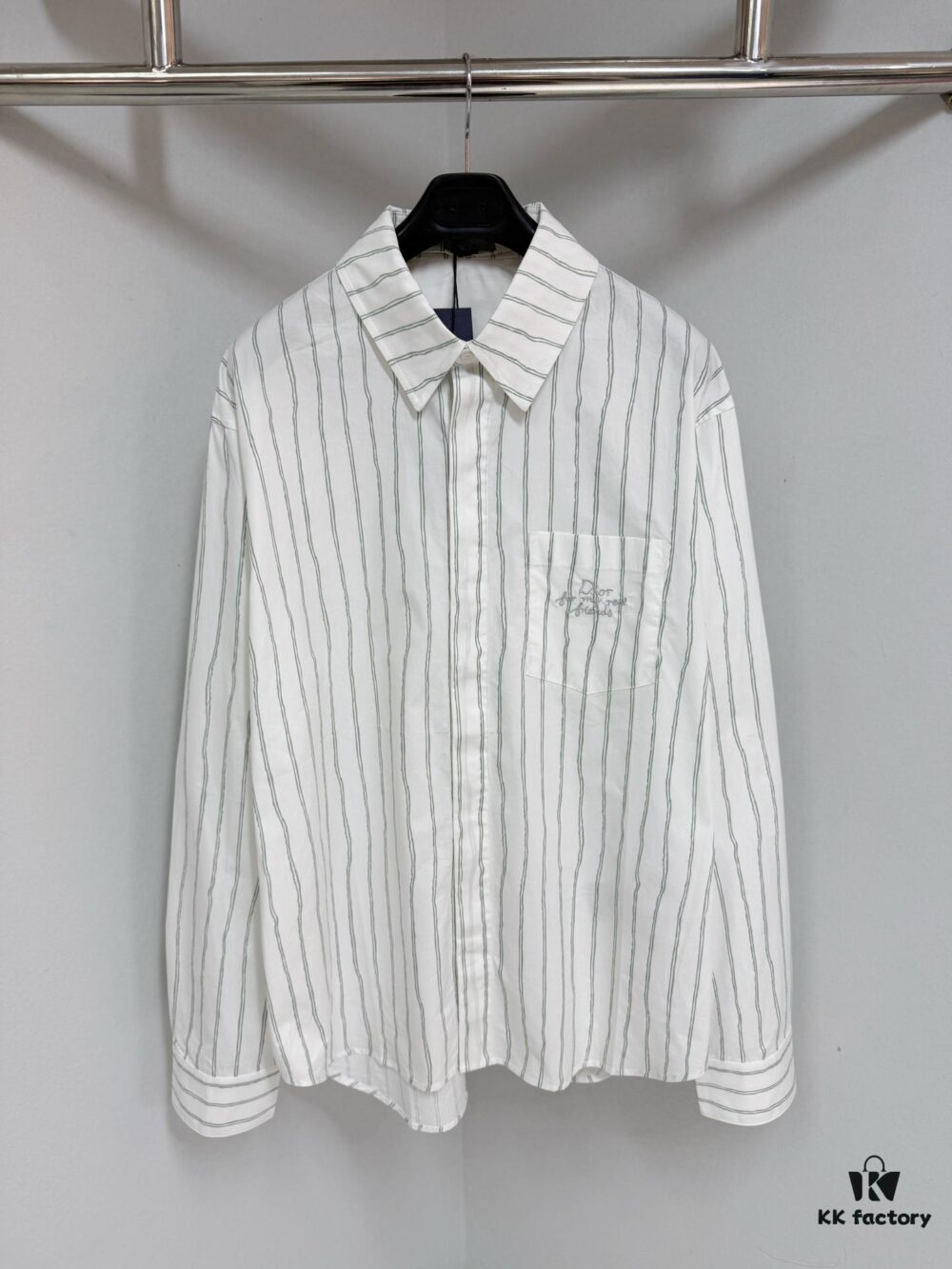 6931a08eccd8ab3d7af945f7 Dior 25ss New Arrival Shirt Combines Modern Elegance with Traditional Aesthetics