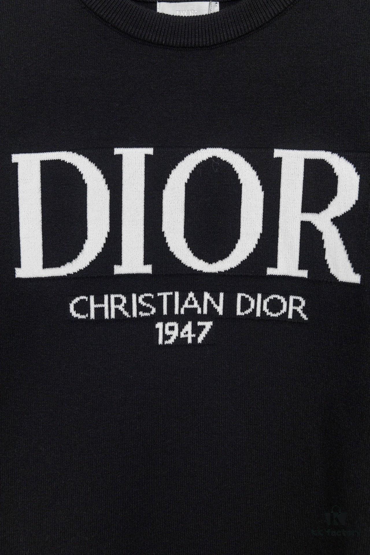 6931a0a0ccd8ab3d7af9476f DIOR Autumn/Winter New Arrival Crew Neck Sweater with Chest Letter Jacquard Pattern, Unisex Stylish Casual Wear