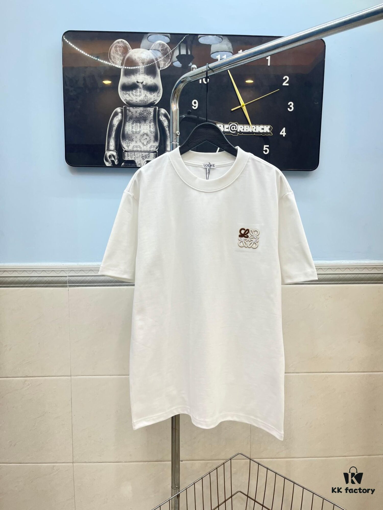 6931a0a3ccd8ab3d7af947aa LOEWE Craftsmanship Color-Block Embroidered Round Neck Short Sleeve T-Shirt, Made from 300g Pure Cotton Double-Yarn Fabric, Soft and Comfortable to Wear, Featuring a Chest Color-Block Embroidered Letter Logo