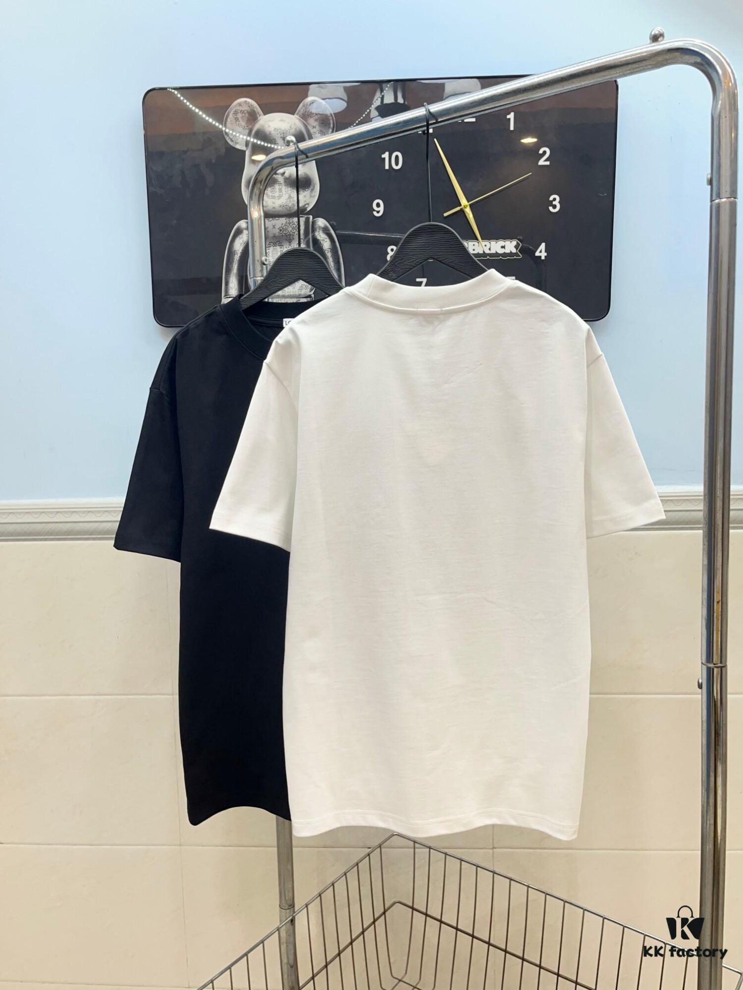 6931a0a3ccd8ab3d7af947ab LOEWE Craftsmanship Color-Block Embroidered Round Neck Short Sleeve T-Shirt, Made from 300g Pure Cotton Double-Yarn Fabric, Soft and Comfortable to Wear, Featuring a Chest Color-Block Embroidered Letter Logo