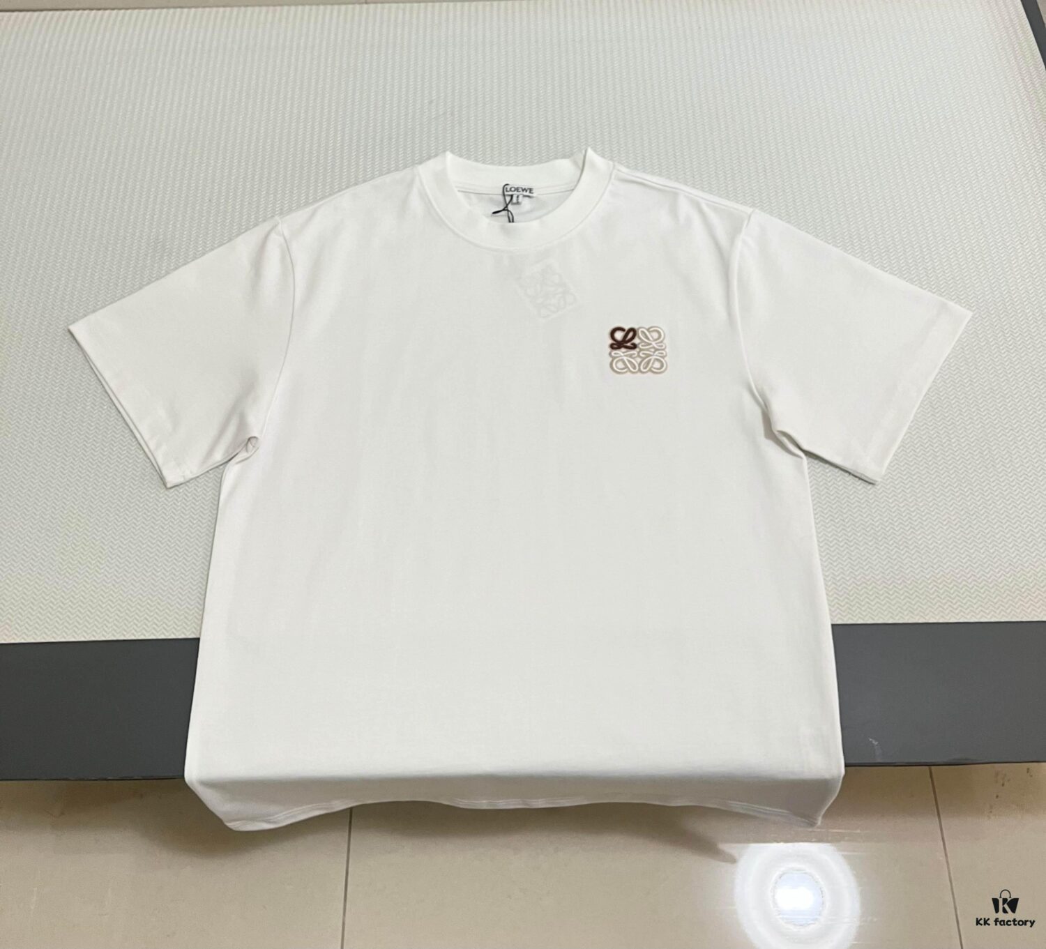 6931a0a3ccd8ab3d7af947ac LOEWE Craftsmanship Color-Block Embroidered Round Neck Short Sleeve T-Shirt, Made from 300g Pure Cotton Double-Yarn Fabric, Soft and Comfortable to Wear, Featuring a Chest Color-Block Embroidered Letter Logo