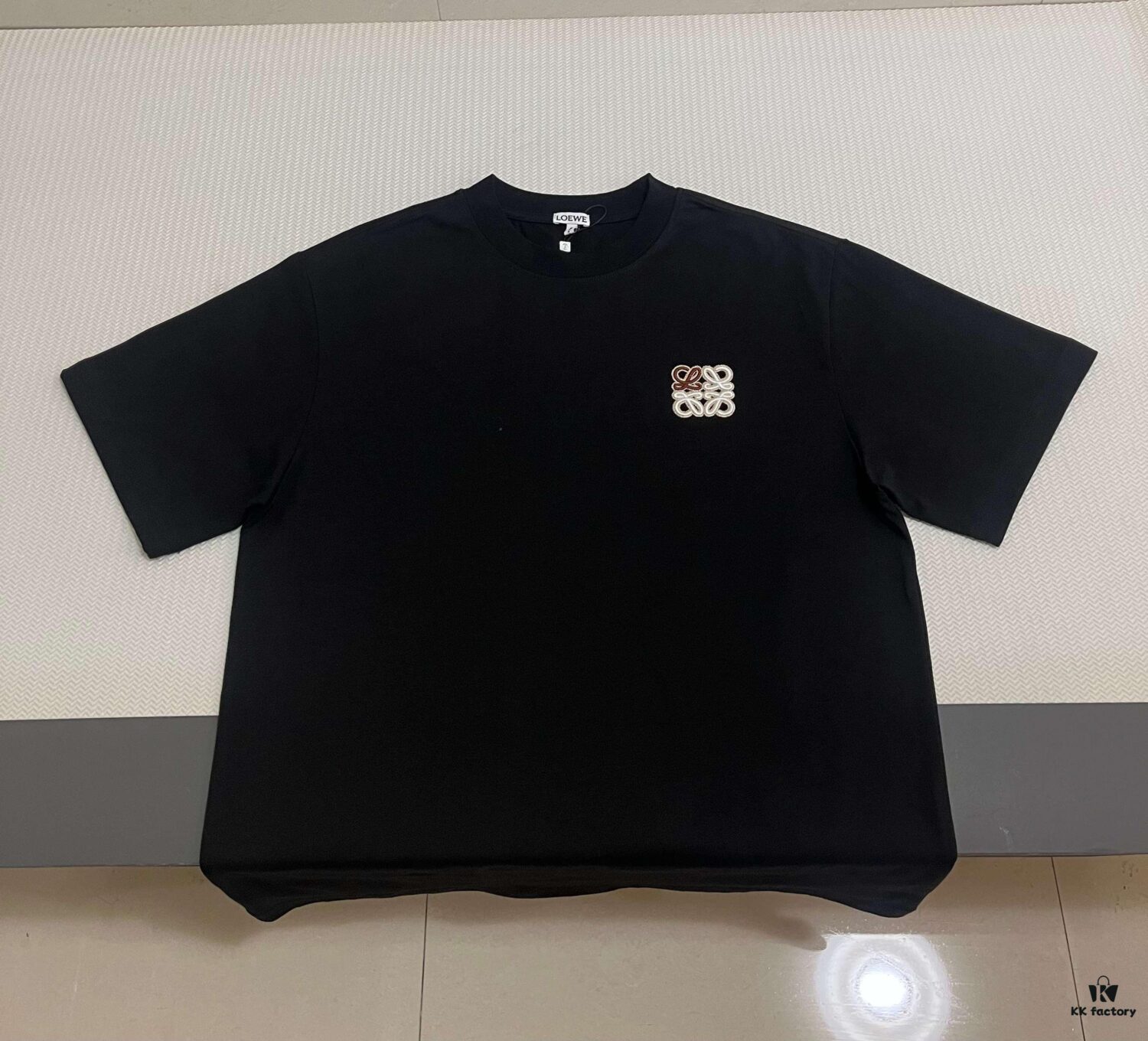 6931a0a3ccd8ab3d7af947ad LOEWE Craftsmanship Color-Block Embroidered Round Neck Short Sleeve T-Shirt, Made from 300g Pure Cotton Double-Yarn Fabric, Soft and Comfortable to Wear, Featuring a Chest Color-Block Embroidered Letter Logo