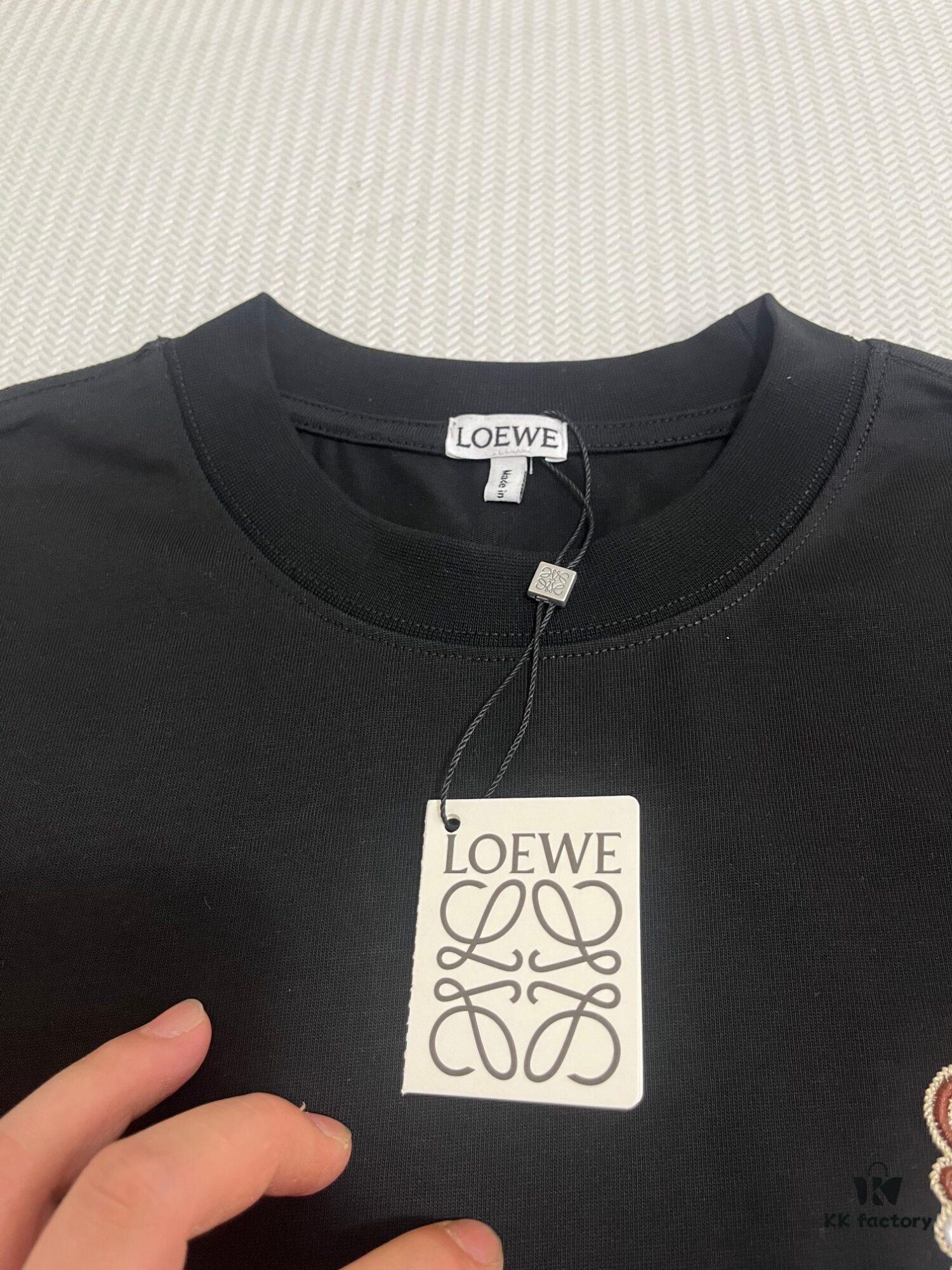 6931a0a4ccd8ab3d7af947ae LOEWE Craftsmanship Color-Block Embroidered Round Neck Short Sleeve T-Shirt, Made from 300g Pure Cotton Double-Yarn Fabric, Soft and Comfortable to Wear, Featuring a Chest Color-Block Embroidered Letter Logo