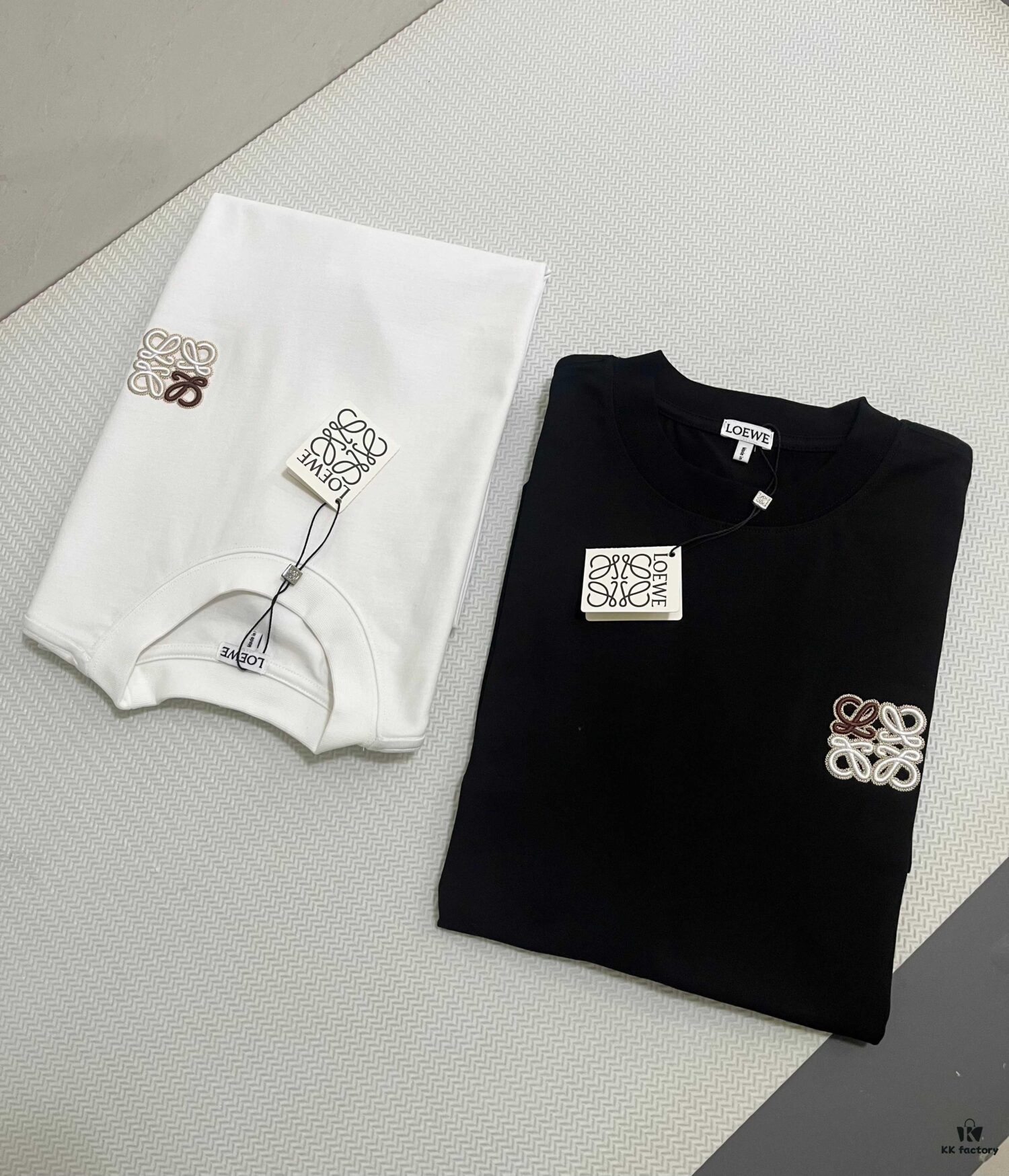 6931a0a4ccd8ab3d7af947b1 LOEWE Craftsmanship Color-Block Embroidered Round Neck Short Sleeve T-Shirt, Made from 300g Pure Cotton Double-Yarn Fabric, Soft and Comfortable to Wear, Featuring a Chest Color-Block Embroidered Letter Logo