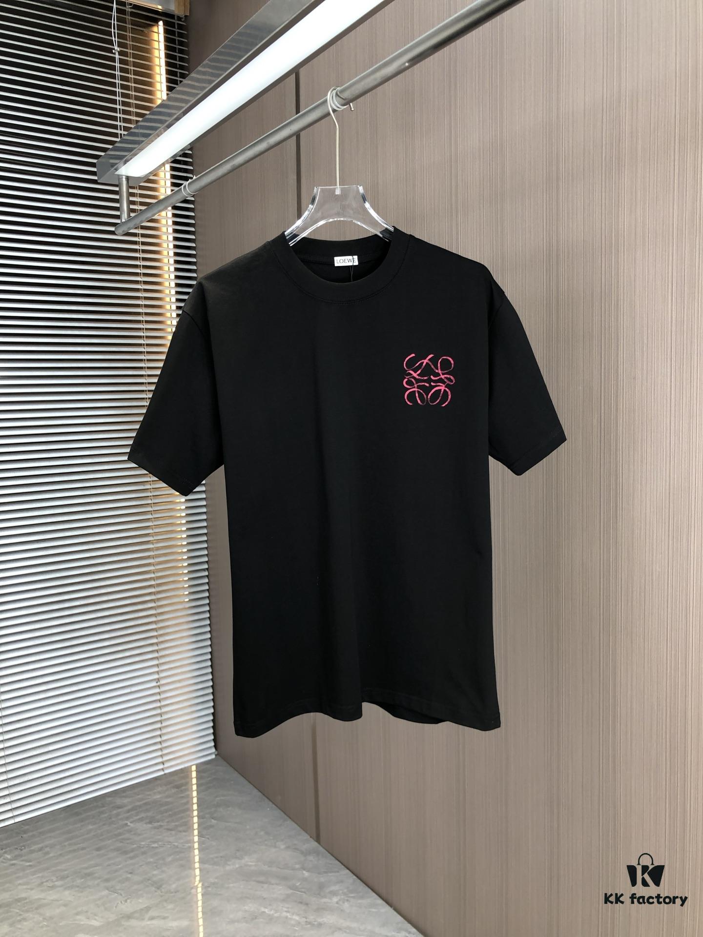6931a0a5ccd8ab3d7af947cd LOEW Loewe 2025 Spring/Summer New Arrival Round Neck Short Sleeve Hand-Painted Print High Grammage 320g Double-Yarn Combed Cotton Fabric Slightly Loose Fit Unisex
