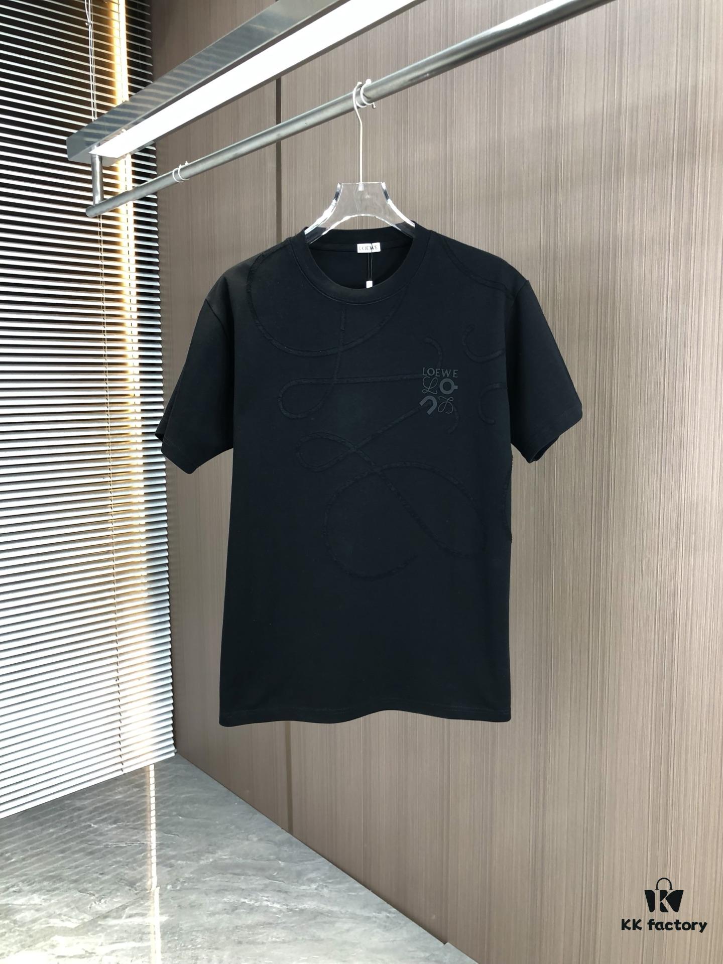 6931a0a6ccd8ab3d7af947df LOEWE 2025 Spring/Summer New Arrival Round Neck Short Sleeve T-Shirt with Laser Etching and Embossed Lettering, Made from 320g Double-Yarn Combed Cotton, Slightly Relaxed Fit, Soft and Substantial Fabric, Unisex Design