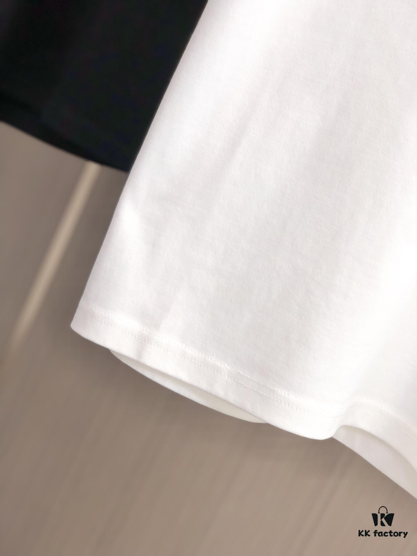 6931a0a7ccd8ab3d7af947ea LOEW Loewe 2025 Spring/Summer New Arrival Round Neck Short Sleeve T-Shirt with Laser Etching and Engraved Pattern, Made from 320g Double-Yarn Combed Cotton Fabric, Slightly Relaxed Fit, Soft and Substantial Fabric Texture, Unisex Design