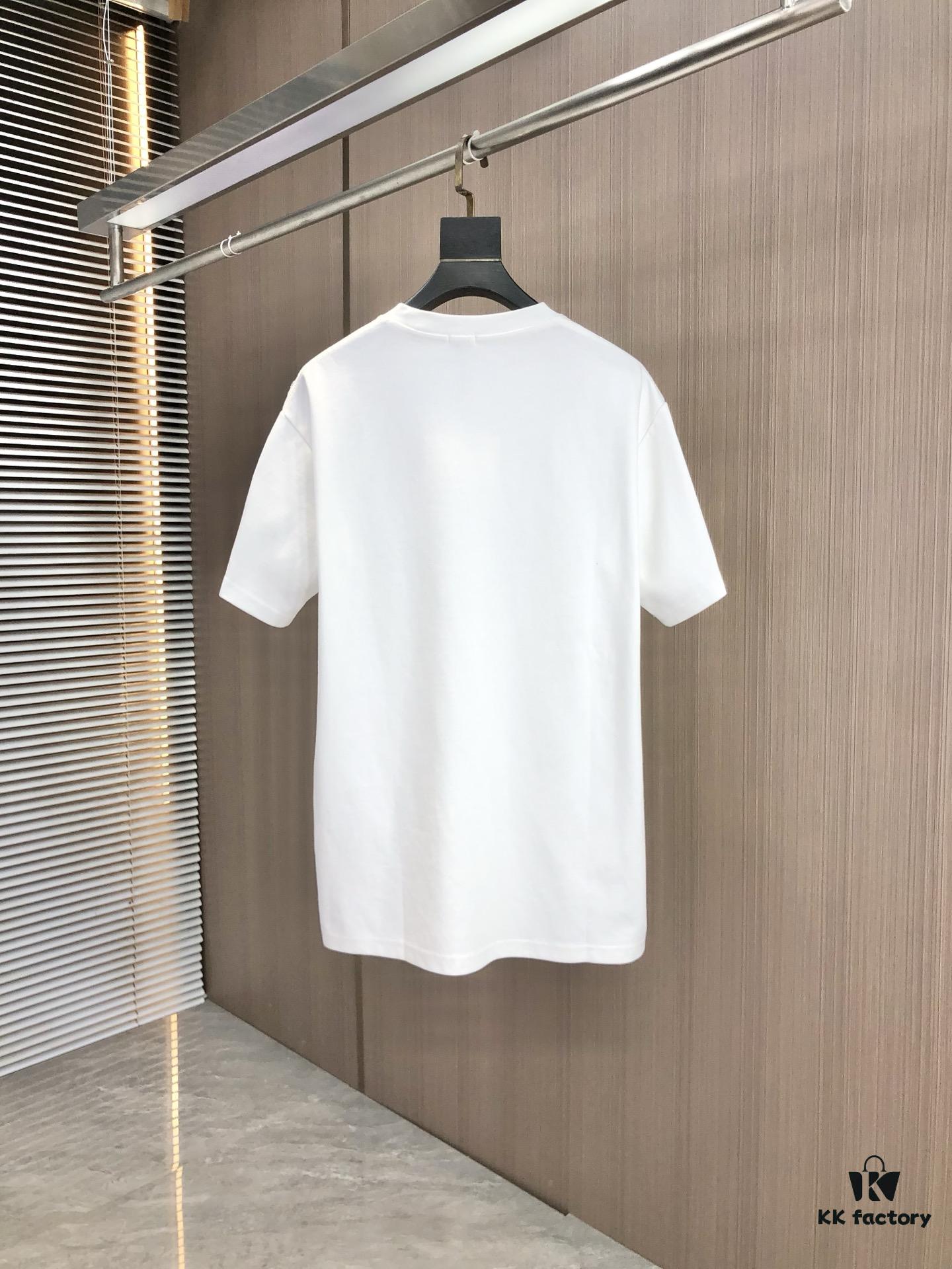 6931a0a7ccd8ab3d7af947ef LOEW Loewe 2025 Spring/Summer New Arrival Round Neck Short Sleeve T-Shirt with Laser Etching and Engraved Pattern, Made from 320g Double-Yarn Combed Cotton Fabric, Slightly Relaxed Fit, Soft and Substantial Fabric Texture, Unisex Design