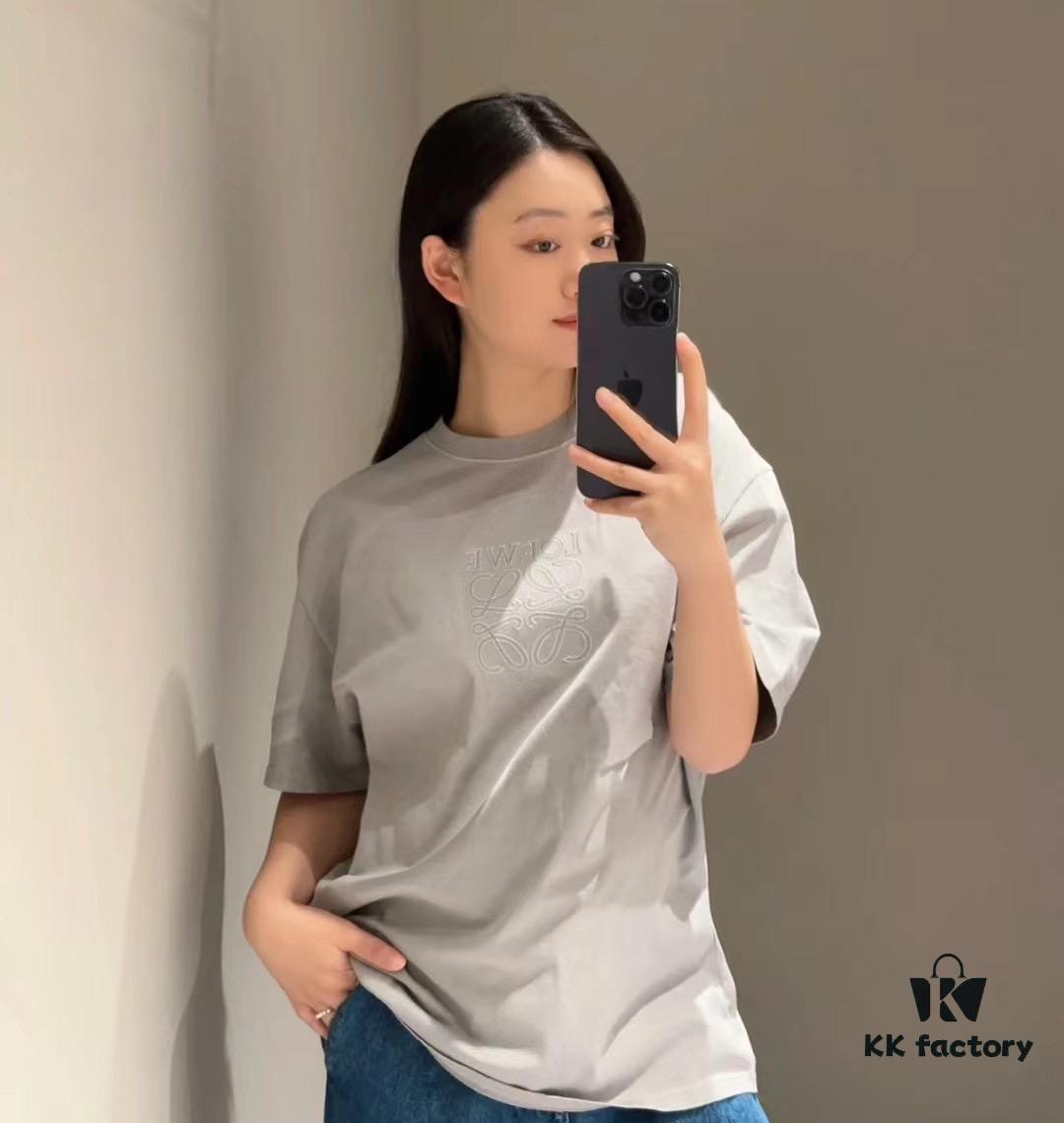 6931a0b5ccd8ab3d7af94914 Loewe 2025 New Arrival Short Sleeve T-Shirt, Stylish and Minimalist Design with Embroidered Logo on Chest, Cotton Fabric for Comfort and Structure