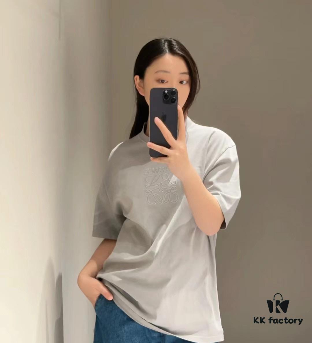 6931a0b6ccd8ab3d7af94915 Loewe 2025 New Arrival Short Sleeve T-Shirt, Stylish and Minimalist Design with Embroidered Logo on Chest, Cotton Fabric for Comfort and Structure