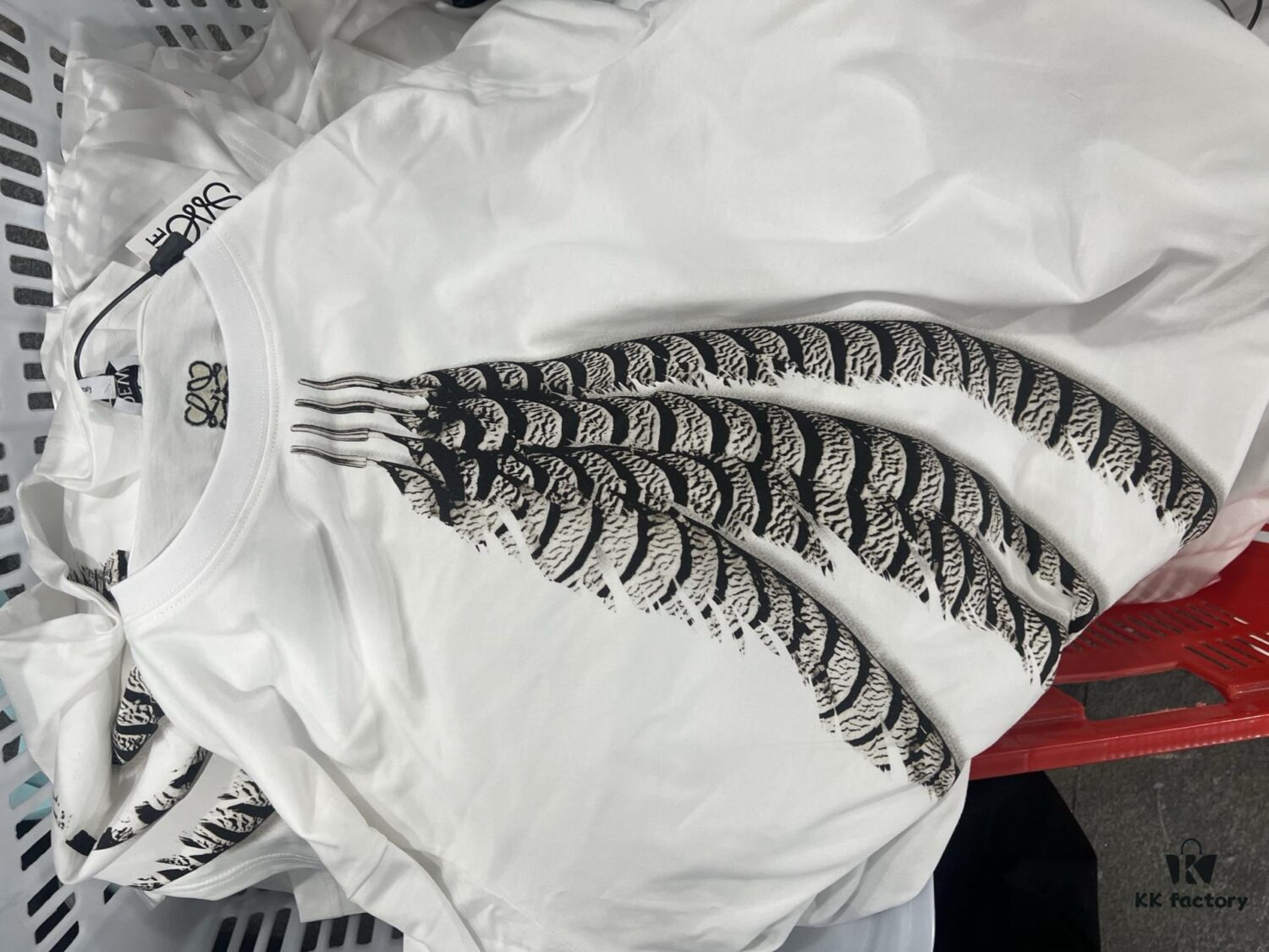 6931a0b7ccd8ab3d7af94932 LOEWE Feathers Celebrity-Inspired Short Sleeve T-Shirt
