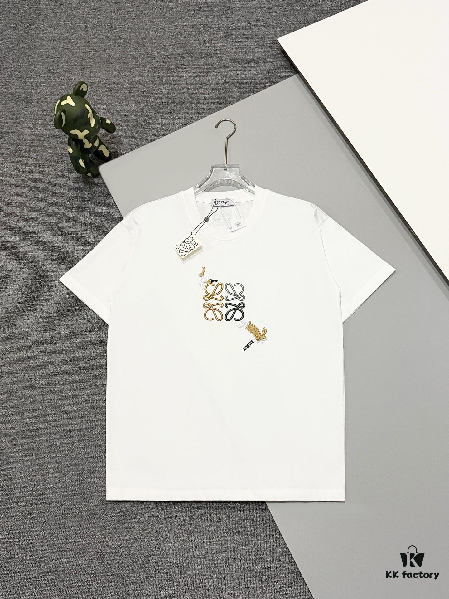 6931a0d0ccd8ab3d7af94b2f High-Quality Loewe 25SS Spring/Summer Collection Loewe x Suna Fujita Collaborative Series Embroidered Round-Neck Short-Sleeve T-Shirt with Contrast Color Logo and Cartoon Rabbit Motif