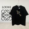 6931a0d0ccd8ab3d7af94b38 High-Quality Loewe 25SS Spring/Summer Collection Loewe x Suna Fujita Collaborative Series Embroidered Round-Neck Short-Sleeve T-Shirt, Color-Contrast Logo Embroidery on Chest with Cartoon Rabbit Theme, Cute and Fashionable Design, Imported Pallini Embroidery Machine Craftsmanship, Precise Stitching, Rich Colors and Textured Appearance, Well-Tailored Fit with Slight Neck Hugging, Made from 32s 280g Combed Full Cotton Fabric Offering Soft Luster, Skin-Friendly, Breathable and Structured Drape, Unisex Wear for Both Men and Women